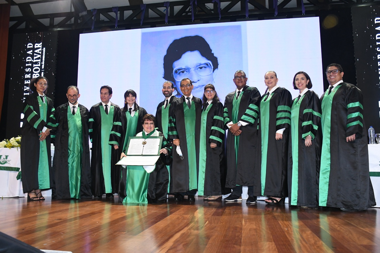 Ana Bolívar rodeada por la Sala General de Unisimón.