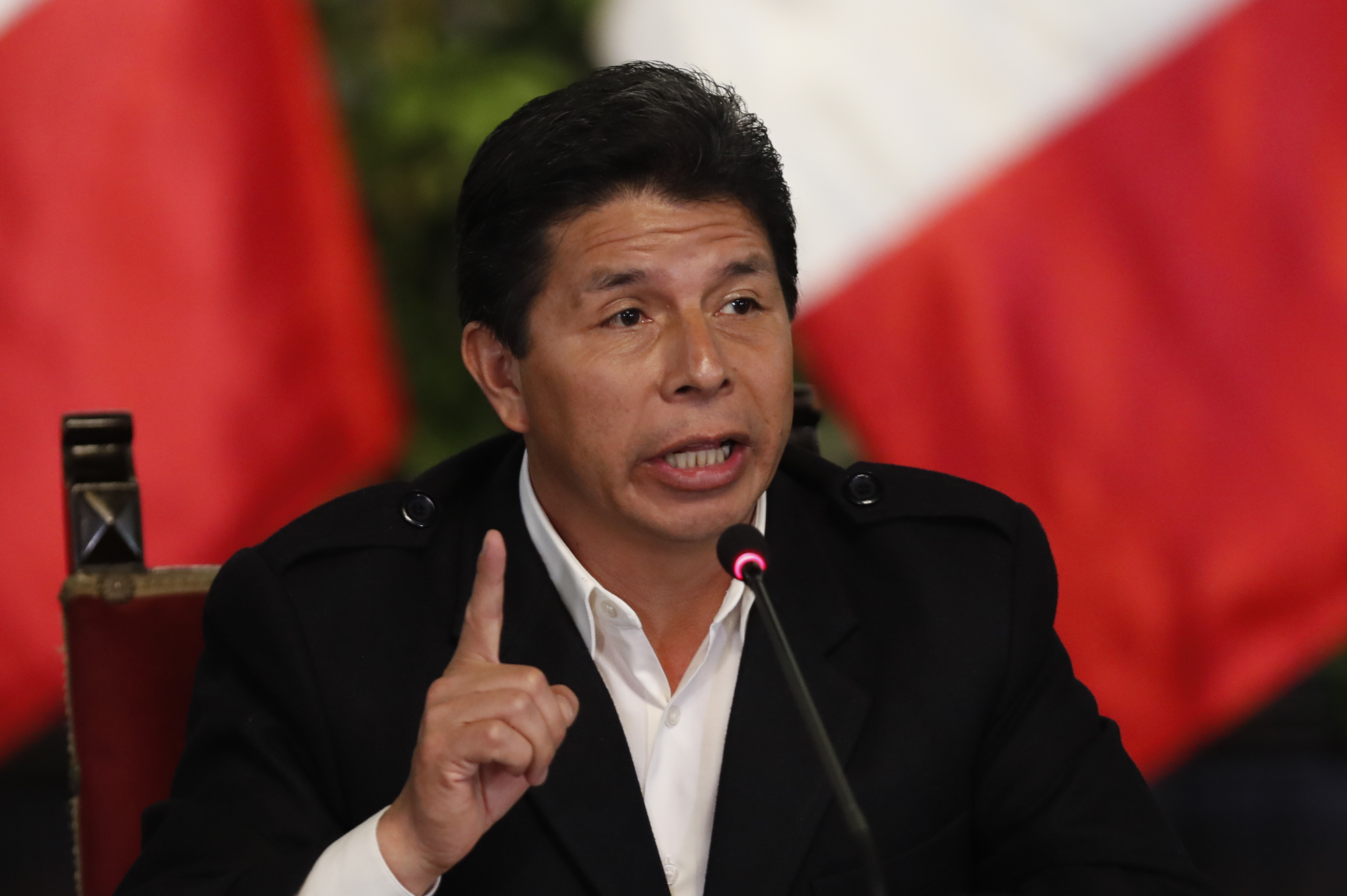 “Invoco a Petro, Chile y Brasil: vamos a la guerra (contra la corrupción)”: Pedro Castillo