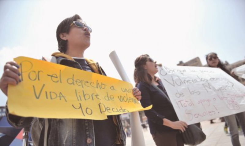 Imagen del plantón realizado el 26 de enero de este año, tras el operativo en el que la Policía detuvo un grupo de prostitutas en la Plaza de la Mariposa. Foto: Luis Ángel - El Espectador.