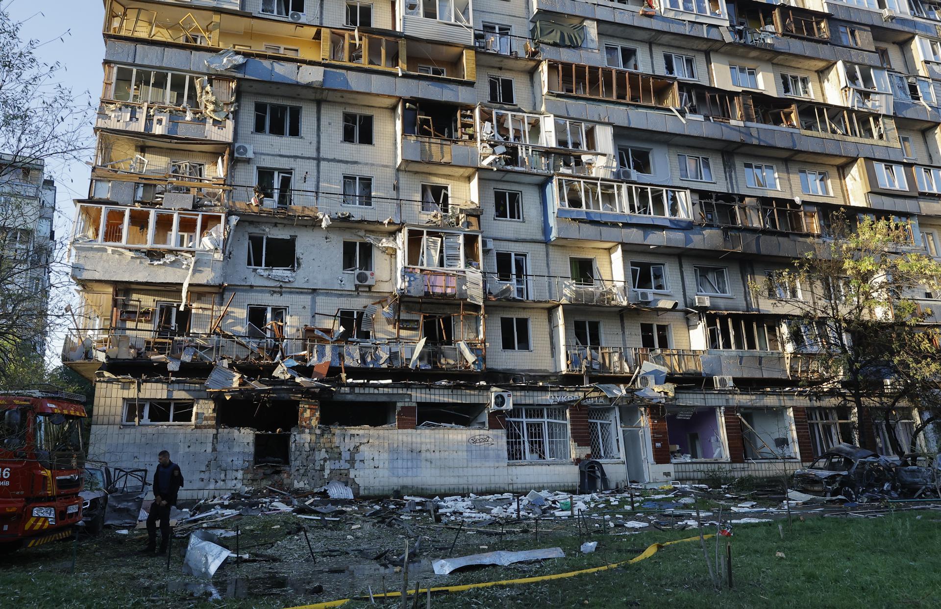 KYIV (Ukraine), 28/08/2025.- A view of the site of a Russian strike near a nine-storey residential building in Kyiv, Ukraine, 28 August 2025, amid the ongoing Russian invasion.. At least 14 people were killed, including 3 children, and 38 were injured in Kyiv, as Russia launched an overnight attack over Ukraine with 598 drones and 31 missiles, according to the State Emergency Service. (Rusia, Ucrania, Kiev) EFE/EPA/SERGEY DOLZHENKO
