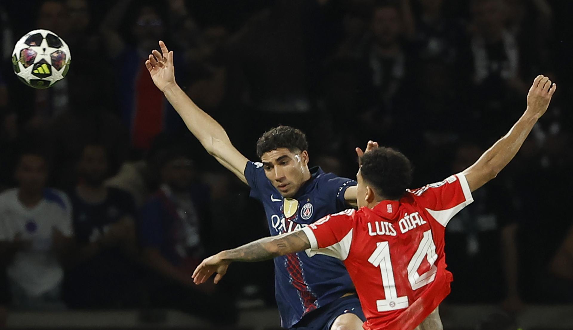 PARIS (France), 28/04/2026.- Achraf Hakimi (L) of PSG in action against Luis Diaz of Bayern during the UEFA Champions League semi-final match between Paris Saint-Germain and Bayern Munich in Paris, France 28 April 2026. (Liga de Campeones, Francia) EFE/EPA/YOAN VALAT