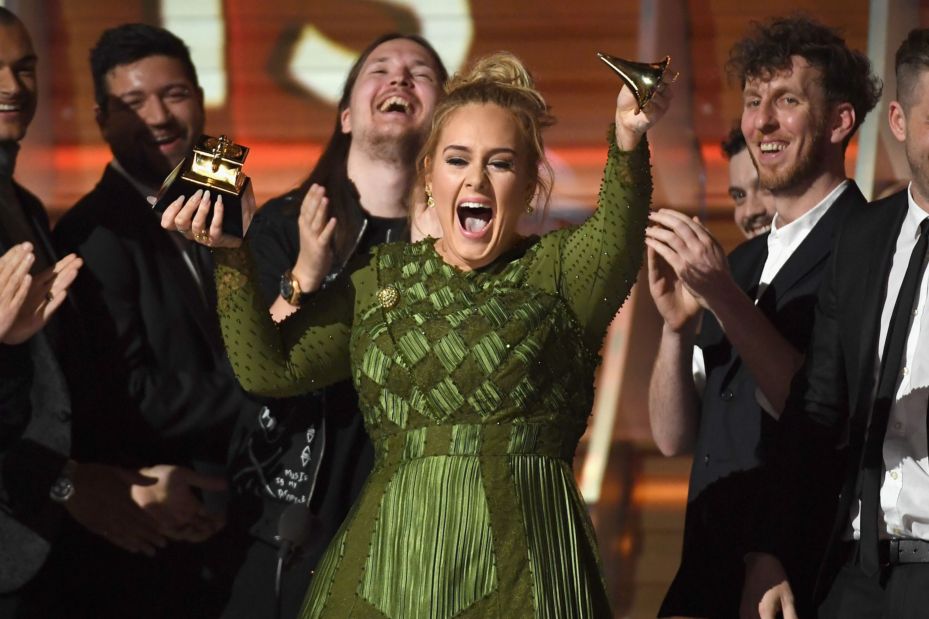 Adele rompe su Grammy y se lo dedica a Beyoncé