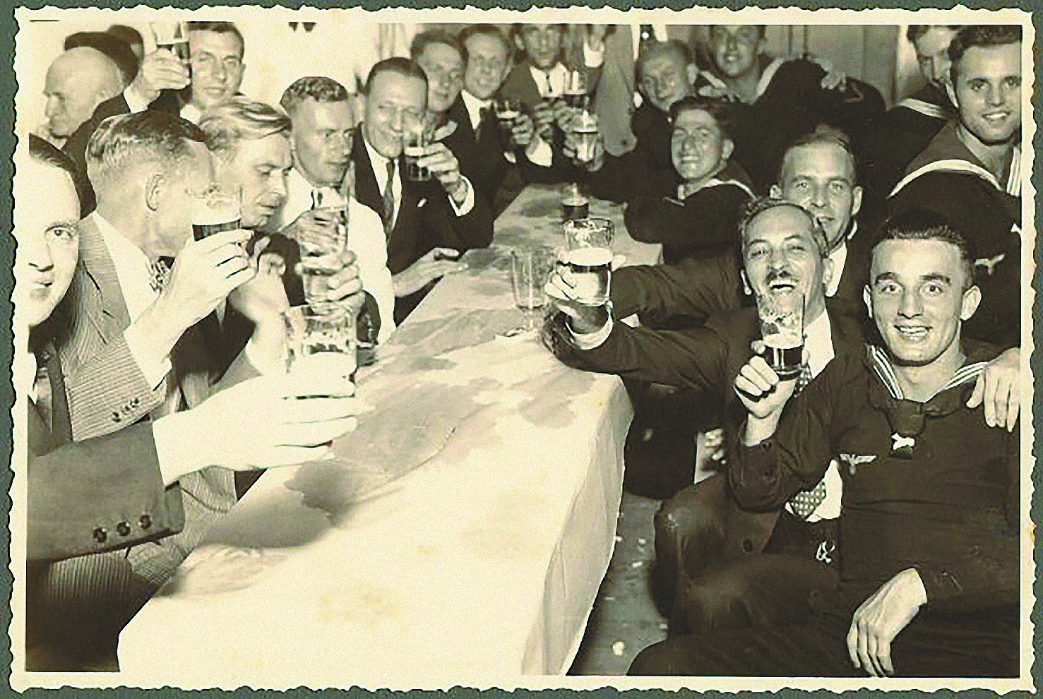 Fiesta organizada por la colonia alemana en Cali para los marinos nazis en la cervecería alemana Los Andes, del barrio Granada, hoy parte trasera del CAM.