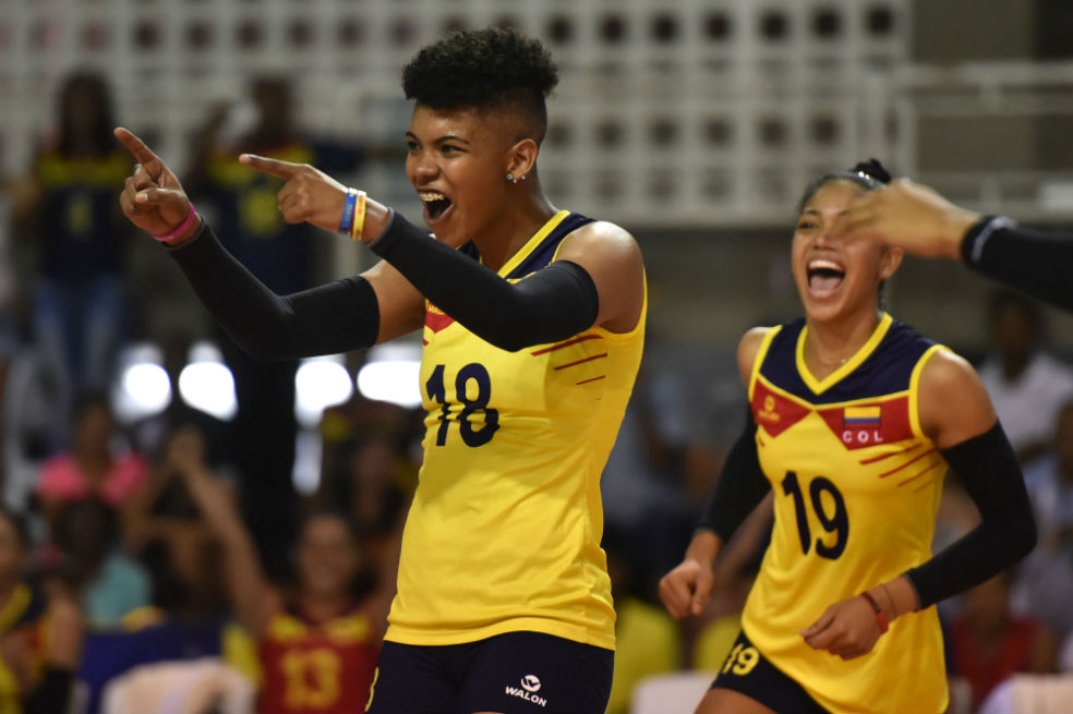 Margarita Martínez de Colombia celebra una anotación durante un partido del Campeonato Sudamericano de Voleibol. / EFE