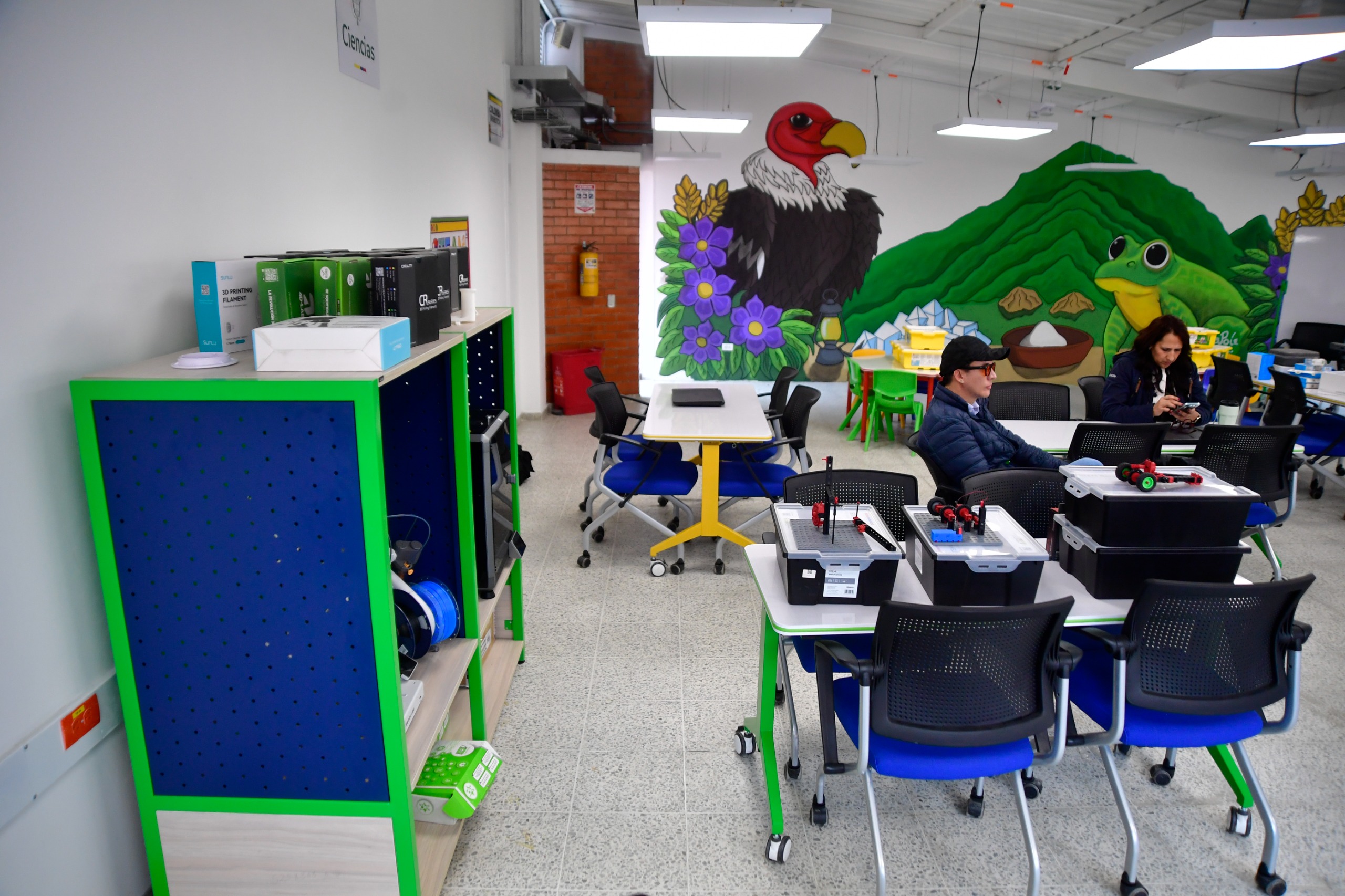 Los salones están equipados con kits de robótica y diferentes elementos para el aprendizaje.