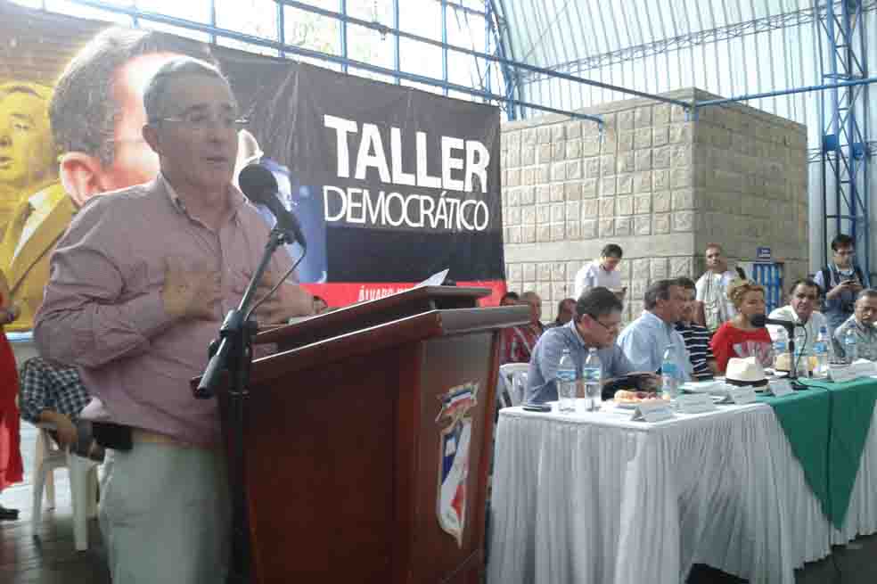 Uribismo, a recoger firmas
