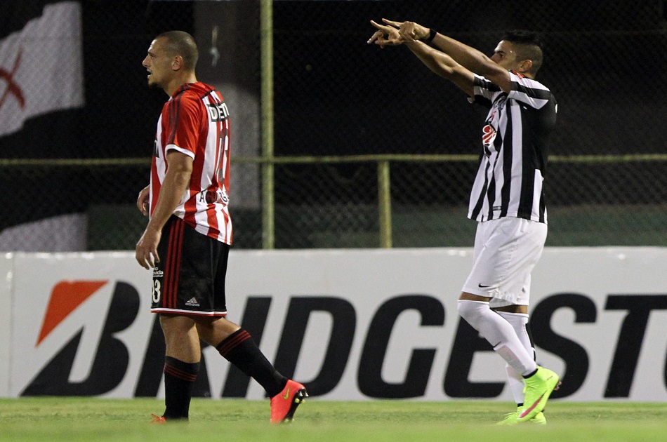 Libertad venció a Estudiantes con gol de Santiago Tréllez