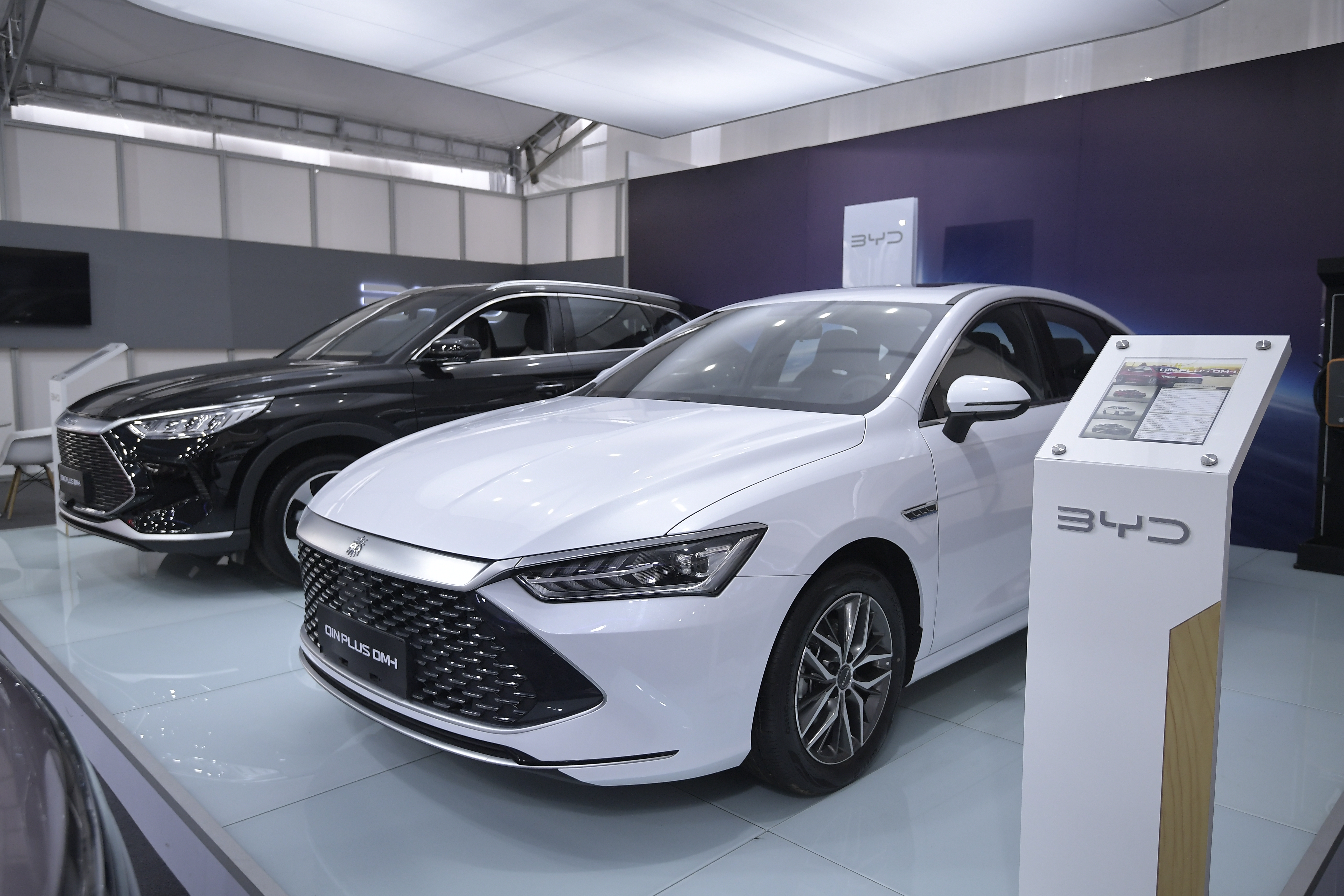 ¿Cuáles son los factores que definen el precio de los carros eléctricos?