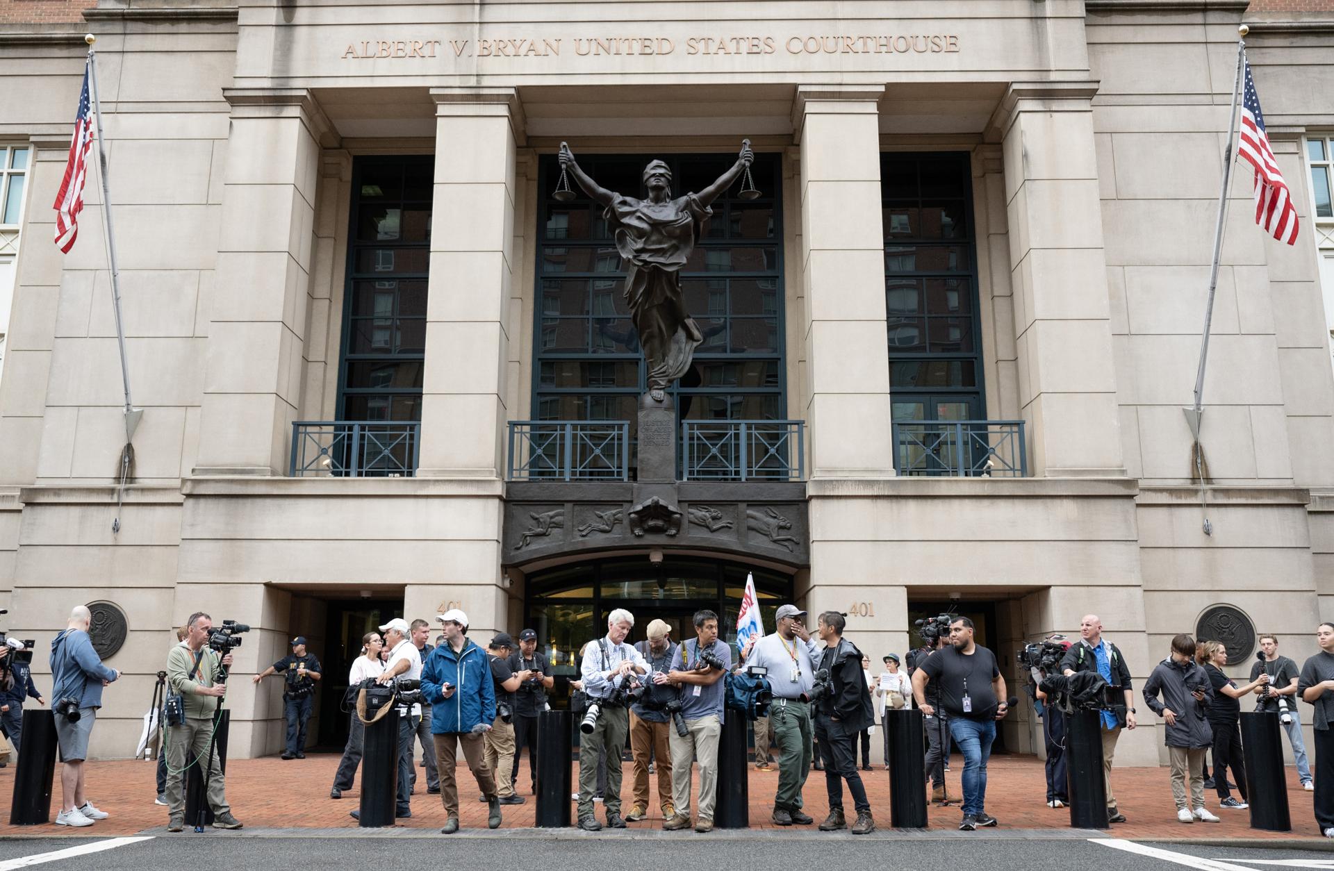 ALEXANDRIA (United States), 08/10/2025.- Members of the media wait for former FBI Director James Comey to arrive for his arraignment hearing at the Albert V. Bryan United States Courthouse in Alexandria, Virginia, USA, 08 October 2025. Comey was indicted by a federal grand jury on two counts, false statements and obstruction of a congressional proceeding. (Estados Unidos, Alejandría) EFE/EPA/LUKE JOHNSON
