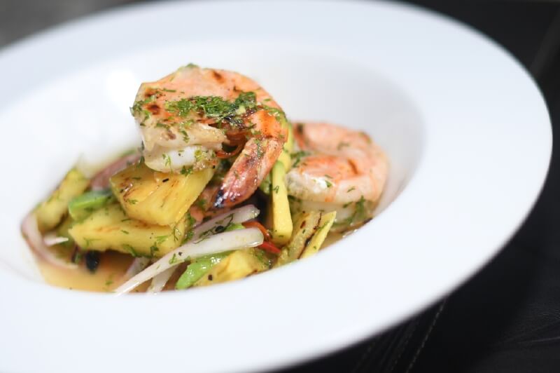 Cómo preparar ceviche tibio de langostinos parrillados con piña y cilantro