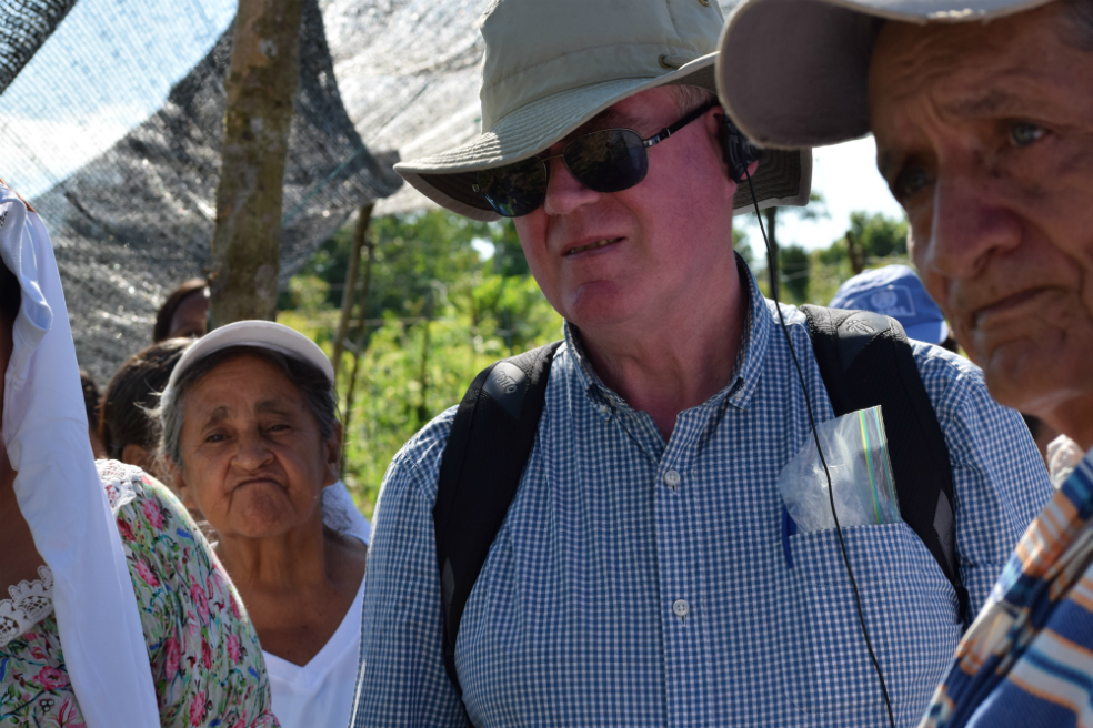 El delegado de la UE para Colombia, Eamon Gilmore, en el Centro Demostrativo de Capacitación Comunitaria (CDC) de La Esmeralda, Valle del Guamuez (Putumayo). / Fotos: Carolina Ávila