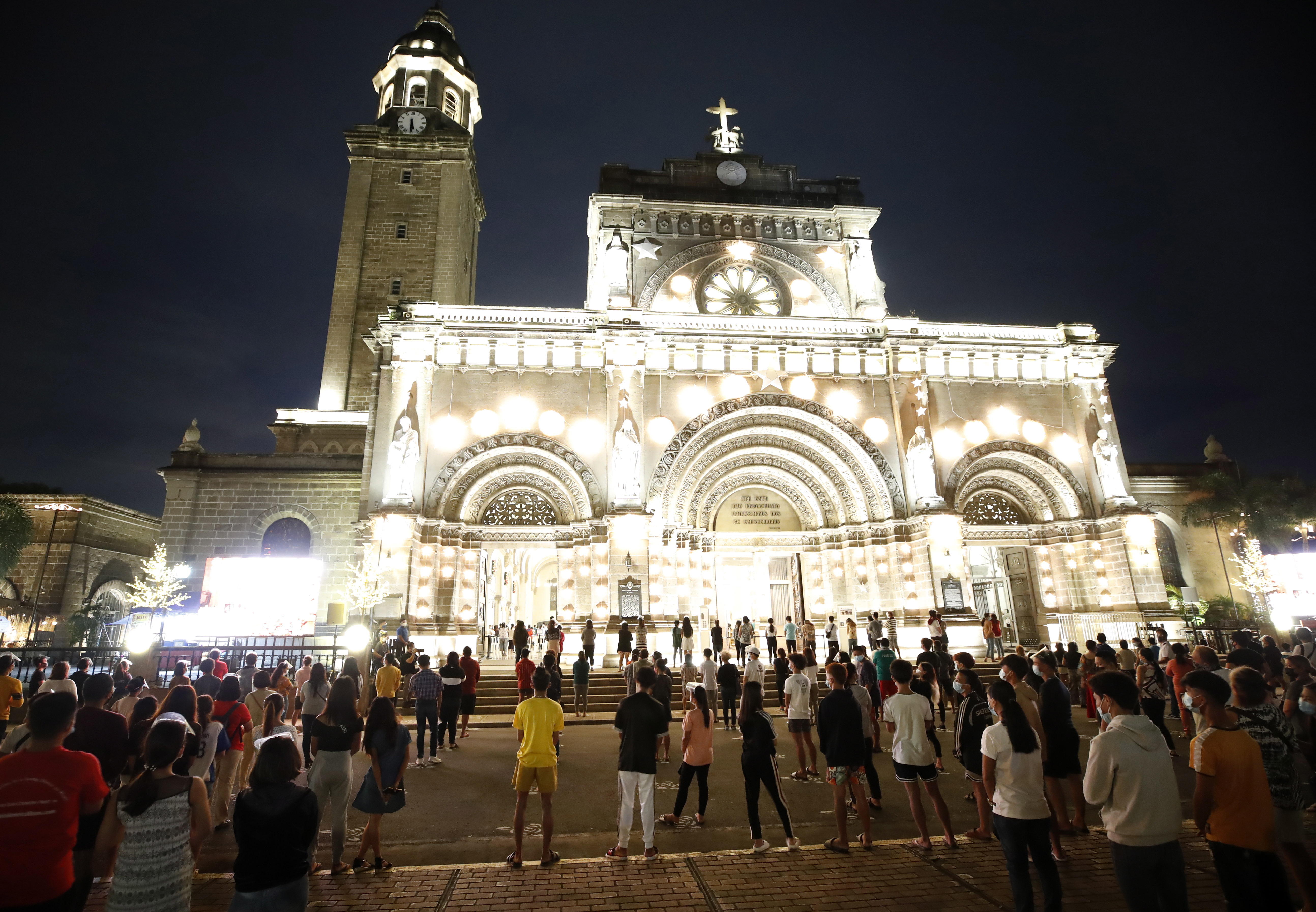 Los devotos católicos asisten a una misa al amanecer en la Catedral de Manila en Metro Manila, Filipinas.