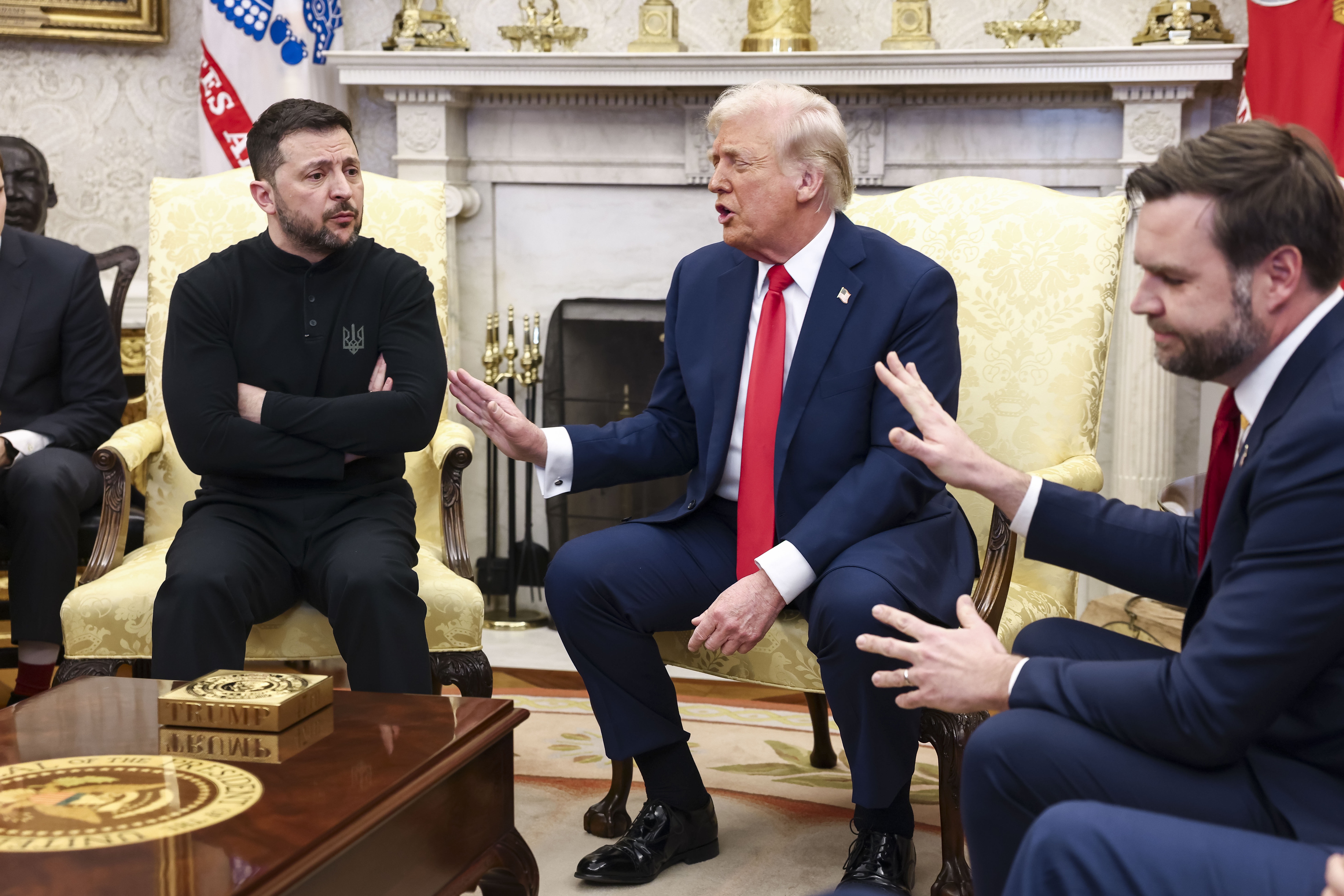 WASHINGTON (United States), 28/02/2025.- Ukrainian President Volodymyr Zelensky (L) talks with US President Donald Trump (C) and US Vice President JD Vance (R) in the Oval Office of the White House in Washington, DC, USA, 28 February 2025. Zelensky is in Washington to sign the framework of a deal, pushed by President Trump, to share Ukraines’s mineral wealth with the US.  (Ucrania) EFE/EPA/JIM LO SCALZO / POOL