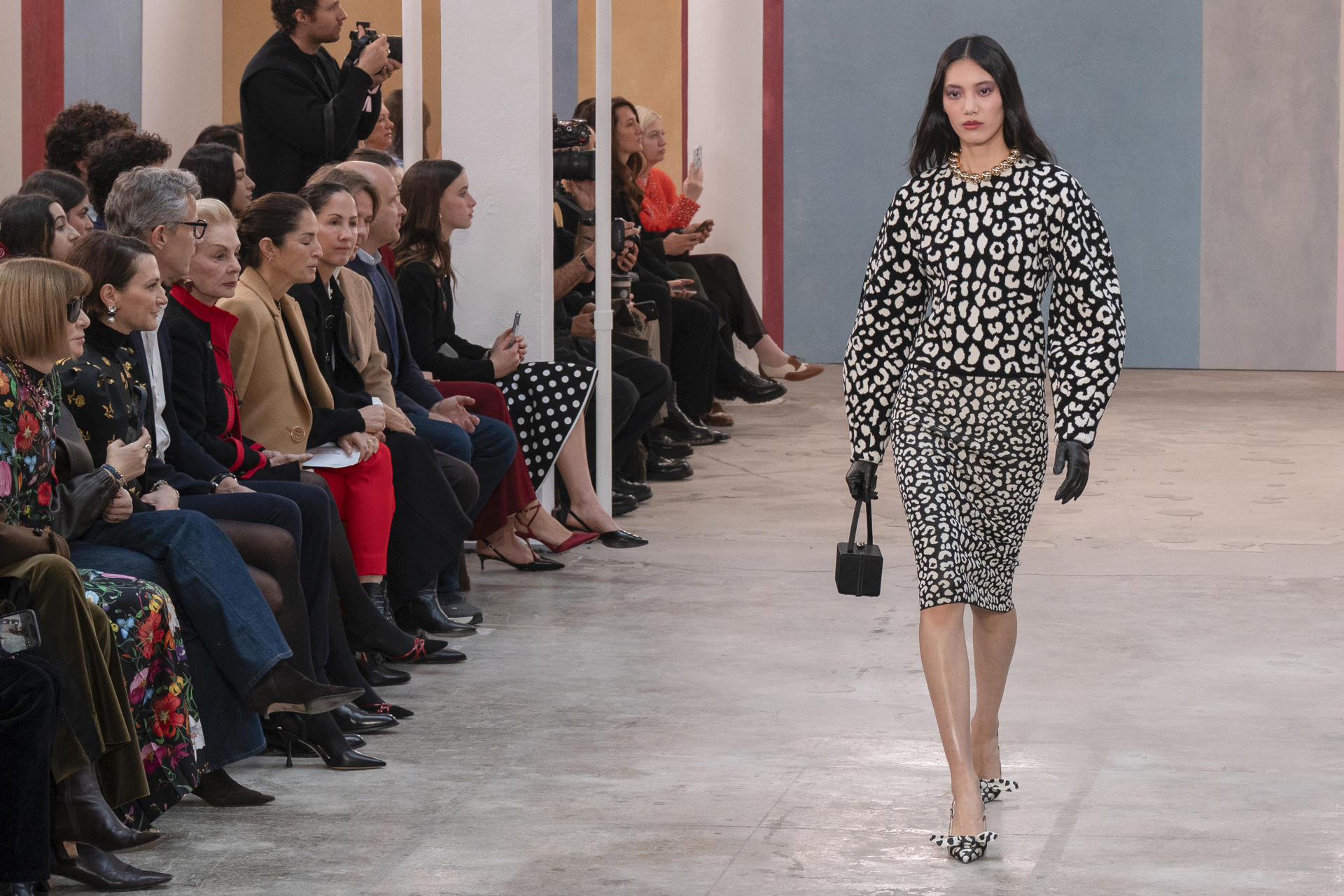 ACOMPAÑA CRÓNICA: EEUU MODA NUEVA YORK AME4402. NUEVA YORK (ESTADOS UNIDOS), 12/02/2026.- Una persona desfila con prendas de la nueva colección de la diseñadora venezolana Carolina Herrera este jueves, en Nueva York (Estados Unidos). La colección de Herrera es una oda al poder creativo de las mujeres artistas, mecenas, galeristas, coleccionistas y musas, las mismas que lucieron sus propuestas de otoño-invierno en Nueva York. EFE/ Ángel Colmenares