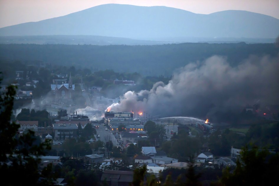 Siguen en búsqueda de víctimas tras explosión de tren en Canadá