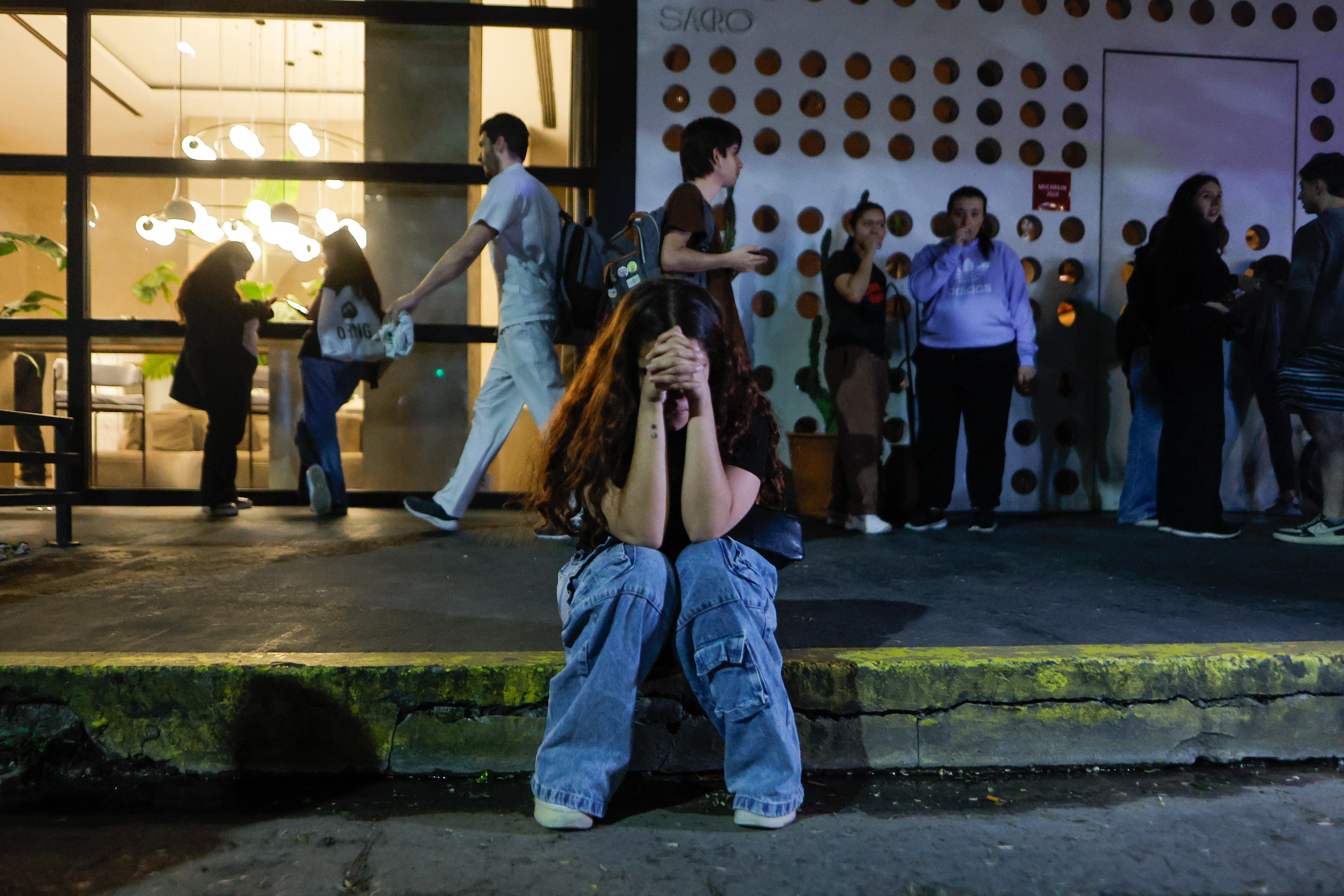 AME8069. BUENOS AIRES (ARGENTINA), 16/10/2024.- Fanáticos del cantante Liam Payne lloran tras el fallecimiento del cantante al caer de un tercer piso en un hotel en Palermo este miércoles, en Buenos Aires (Argentina). Liam Payne, exintegrante de la banda británica One Direction, murió este miércoles en Buenos Aires al caer desde el tercer piso de un hotel, según confirmaron fuentes oficiales, que informaron a EFE que el artista se habría "arrojado del balcón de su habitación". EFE/ Juan Ignacio Roncoroni
