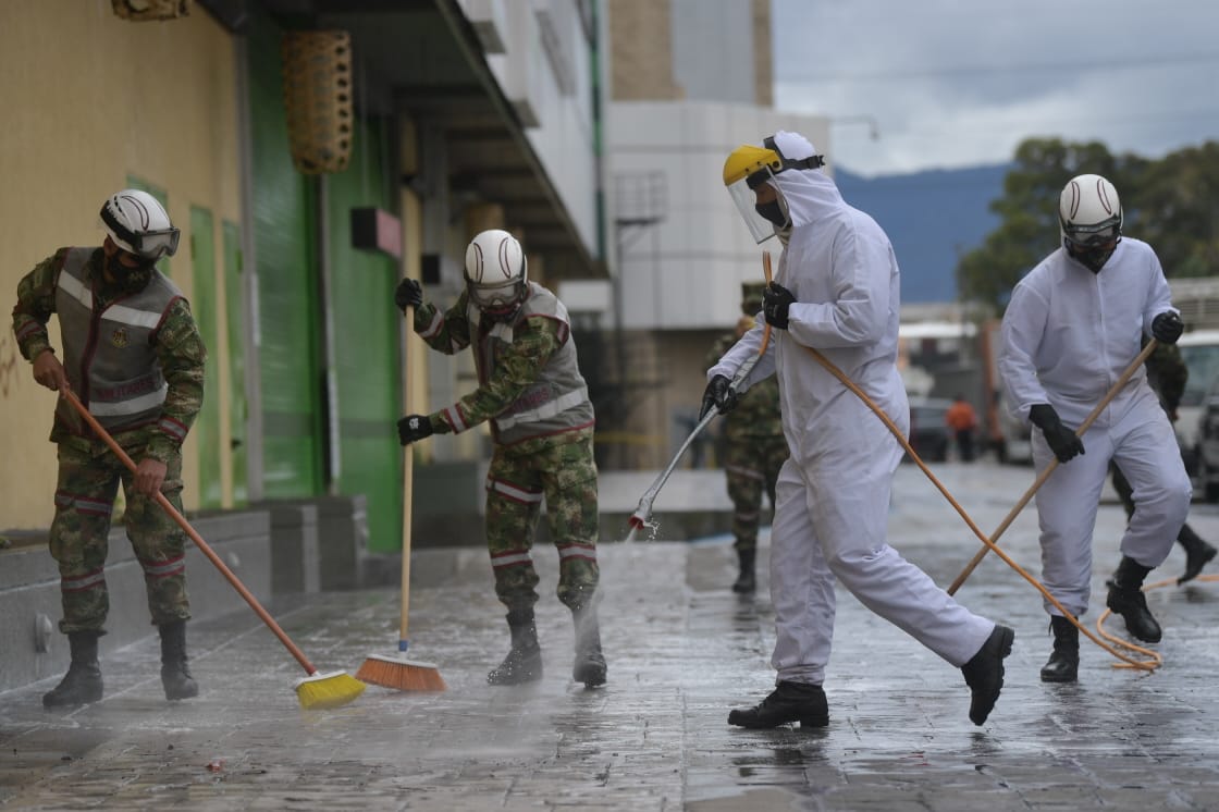 A través de estas medidas, el establecimiento y el Ejército procura brindar un ambiente seguro para los visitantes y trabajadores del sector, ante el vertiginoso aumento de casos de COVID-19 en la capital. / Gustavo Torrijos