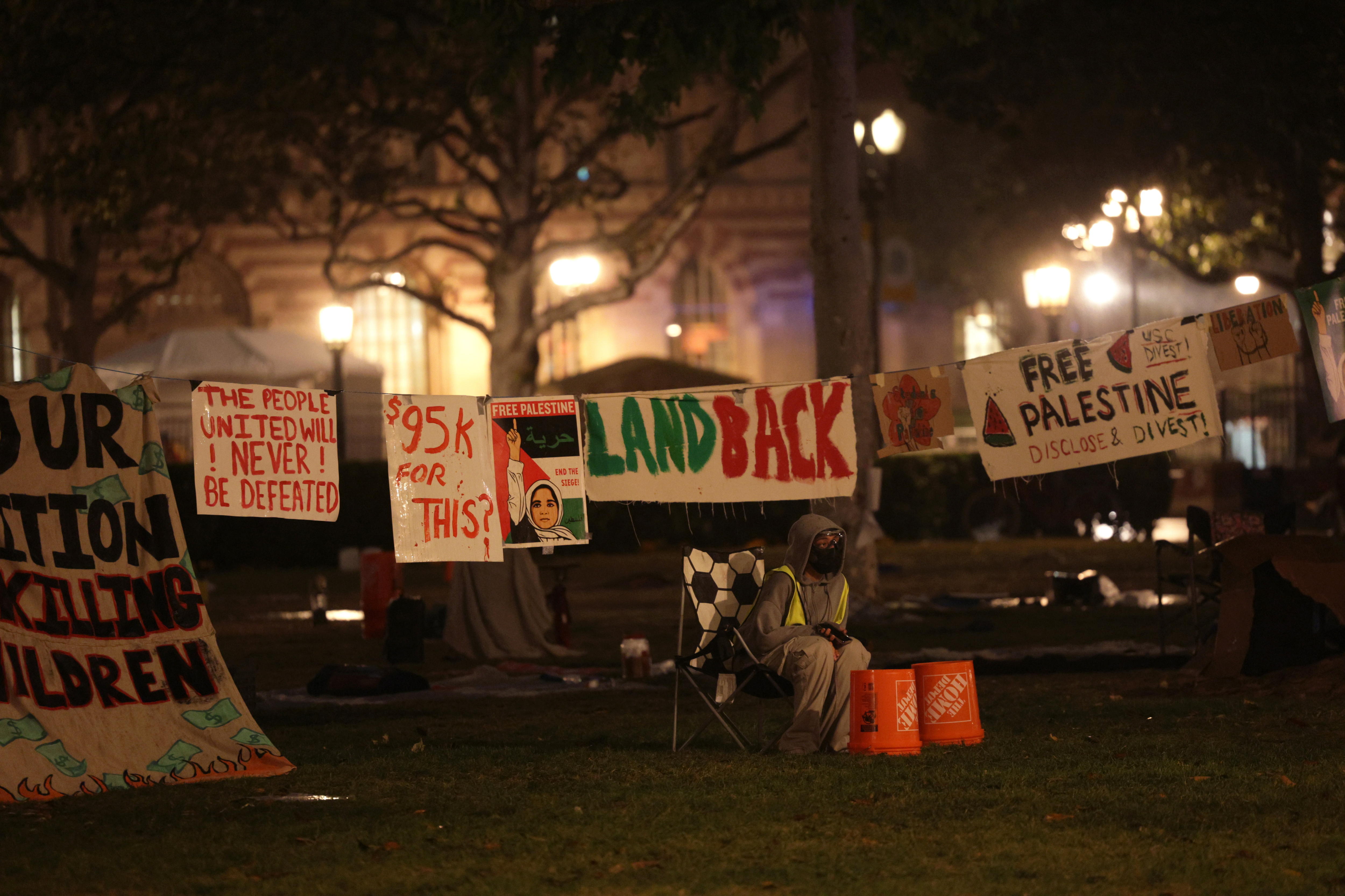 Los Angeles (United States), 05/05/2024.- A person sits at a pro-Palestinian encampment at the University of Southern California (USC) in Los Angeles, California, USA, 04 May 2024 (issued 05 May 2024). USC announced it is canceling its main commencement ceremony following protests on campus demanding that the university divest from Israel. (Protestas) EFE/EPA/ALLISON DINNER