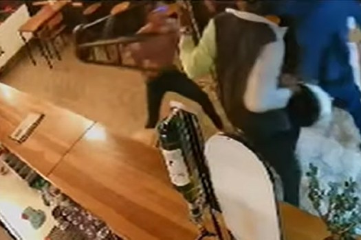 Con silla en mano, mujer ahuyentó ladrones que pretendían hurtar bar en la localidad de Suba