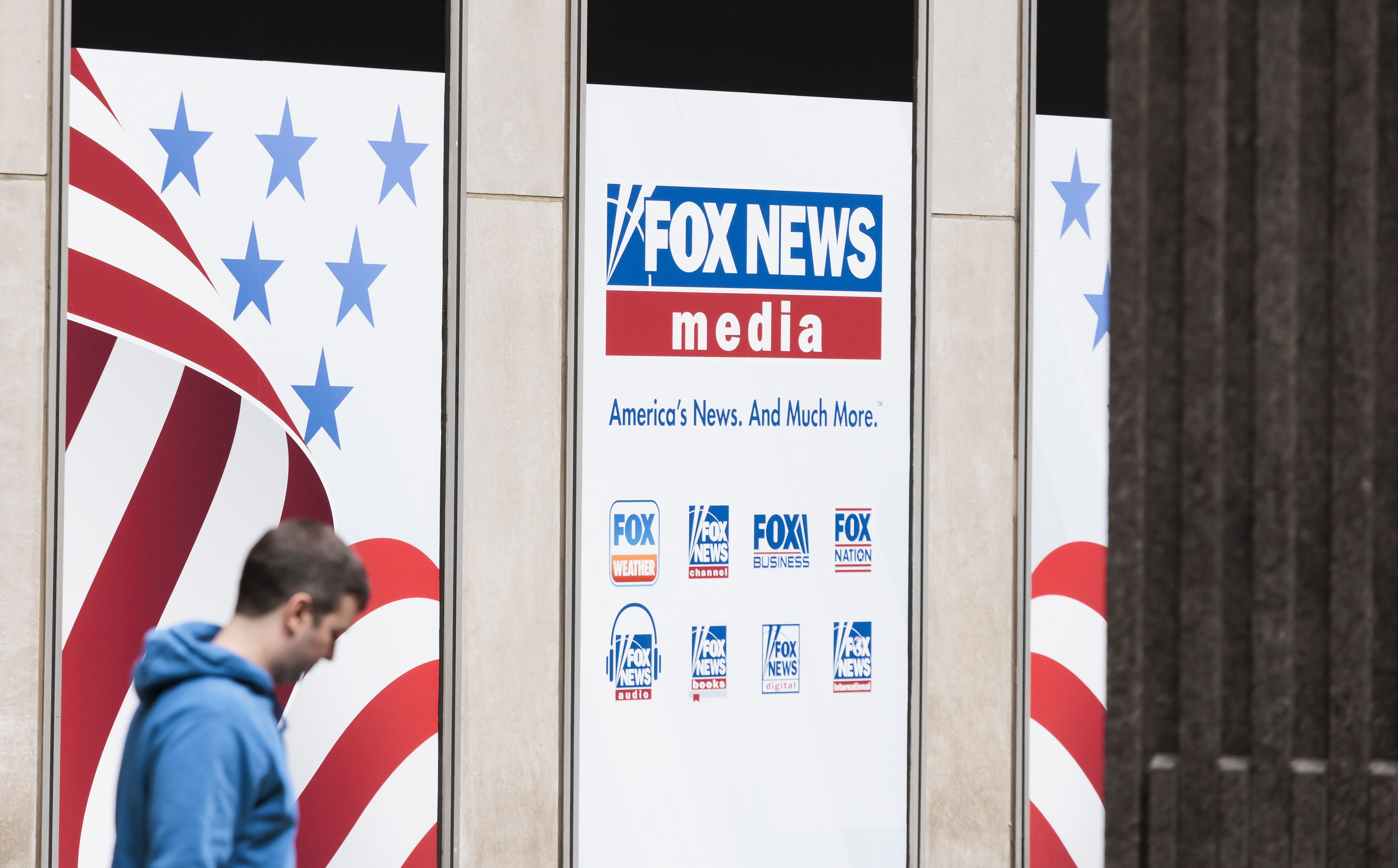 Fox News llama a Biden un “aspirante a dictador”; promete investigar al personal