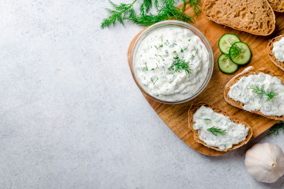 Receta saludable: 3 salsas con yogurt griego para tus aderezos