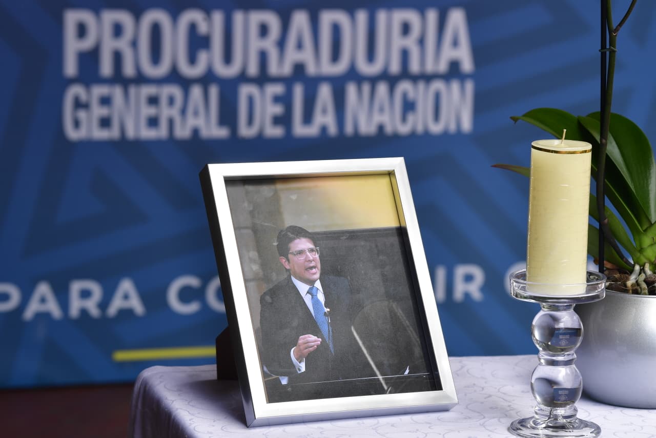 Fotografía del fallecido Miguel Uribe Turbay, en las instalaciones de la Procuraduría General de la Nación.