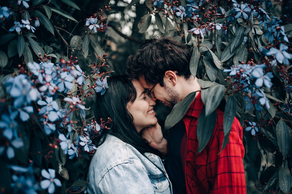 Leo:
Románticos empedernidos son los abanderados de llenar de pasión y cariño a sus parejas. Les encantan las relaciones intensas y llenas de sorpresas para no caer en la rutina. Sus muestras de afecto pueden tornarse cursis pues quieren que sus parejas sepan cuánto los quieren y lo importantes que son.
En su afán de demostrarles lo mucho que valen, los leones del zodiaco sobrepasan los límites y se convierten en personas extravagantemente románticas.