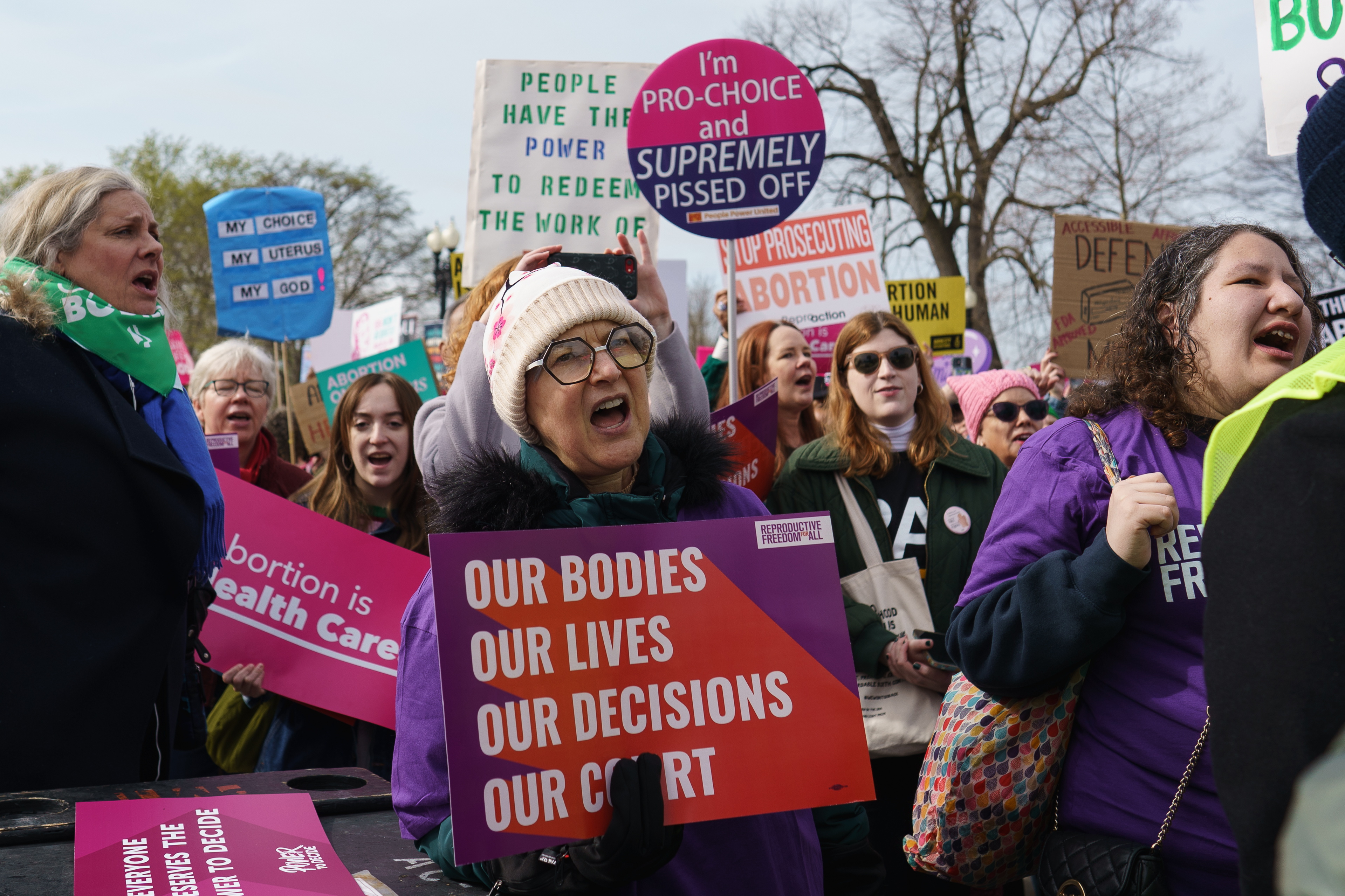 Washington Dc (United States), 26/03/2024.- Pro-choice protesters rally outside of the US Supreme Court, during a hearing to restrict an FDA-approved medication, in Washington DC, USA, 26 March 2024. The US Supreme Court is hearing oral arguments on the restriction of the drug Mifepristone, which combined with another drug can be used for abortions. (Protestas) EFE/EPA/WILL OLIVER
