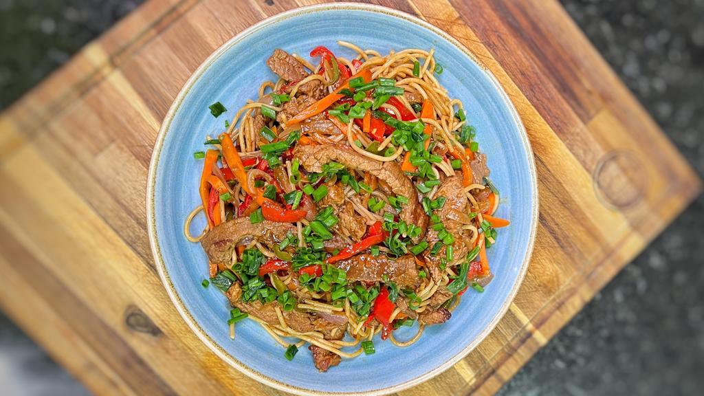 Receta para preparar pasta con carne salteada al estilo oriental