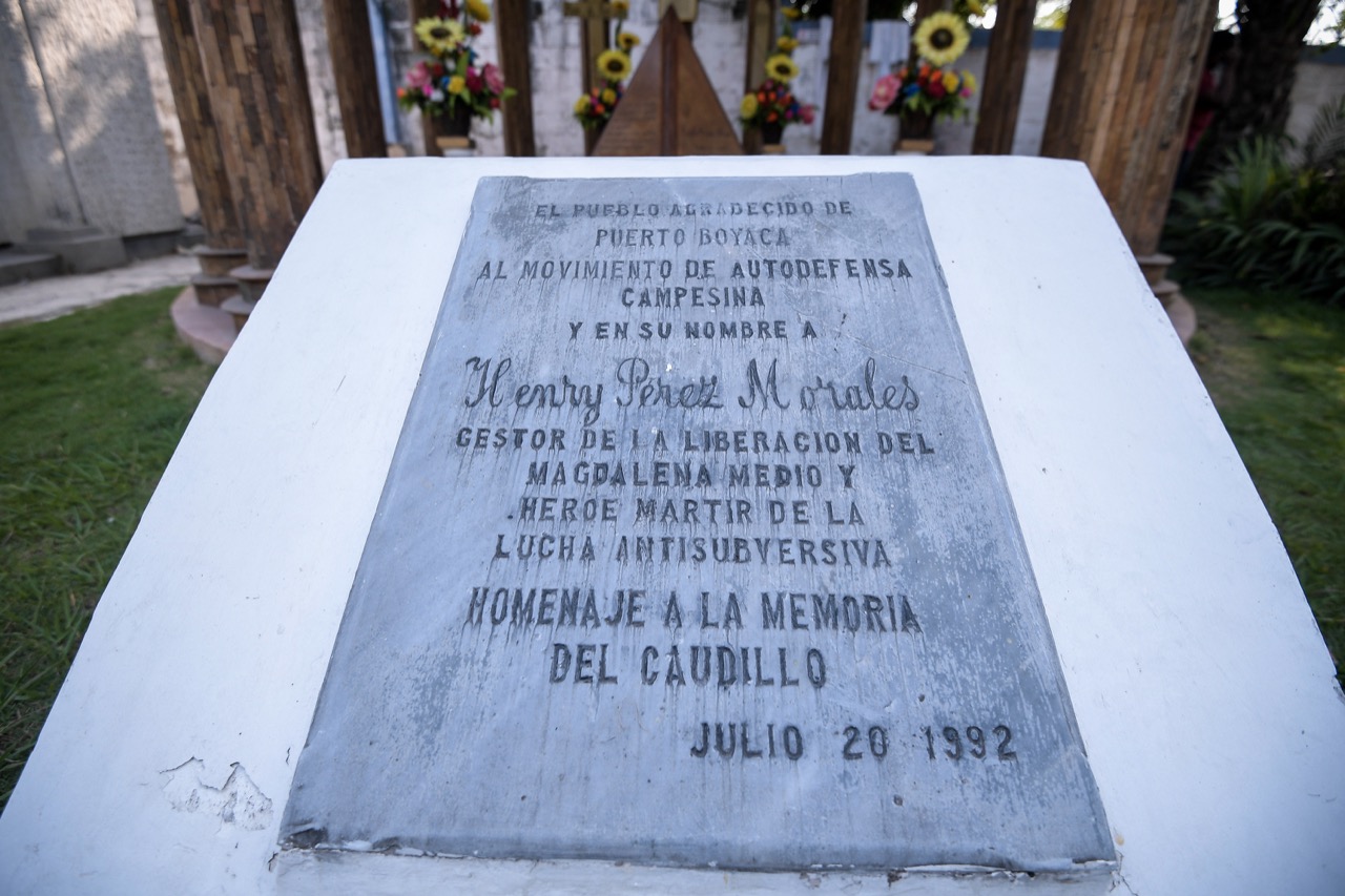 En cabeza de Henry Pérez, “el caudillo”, las Autodefensas de Puerto Boyacá participaron en algunos de los hechos más dolorosos de los ochenta y noventa. Las masacres de La Rochela, en Santander; Honduras y La Negra, en Urabá; la de Segovia y el asesinato de Luis Carlos Galán, son apenas algunos de esos crímenes.