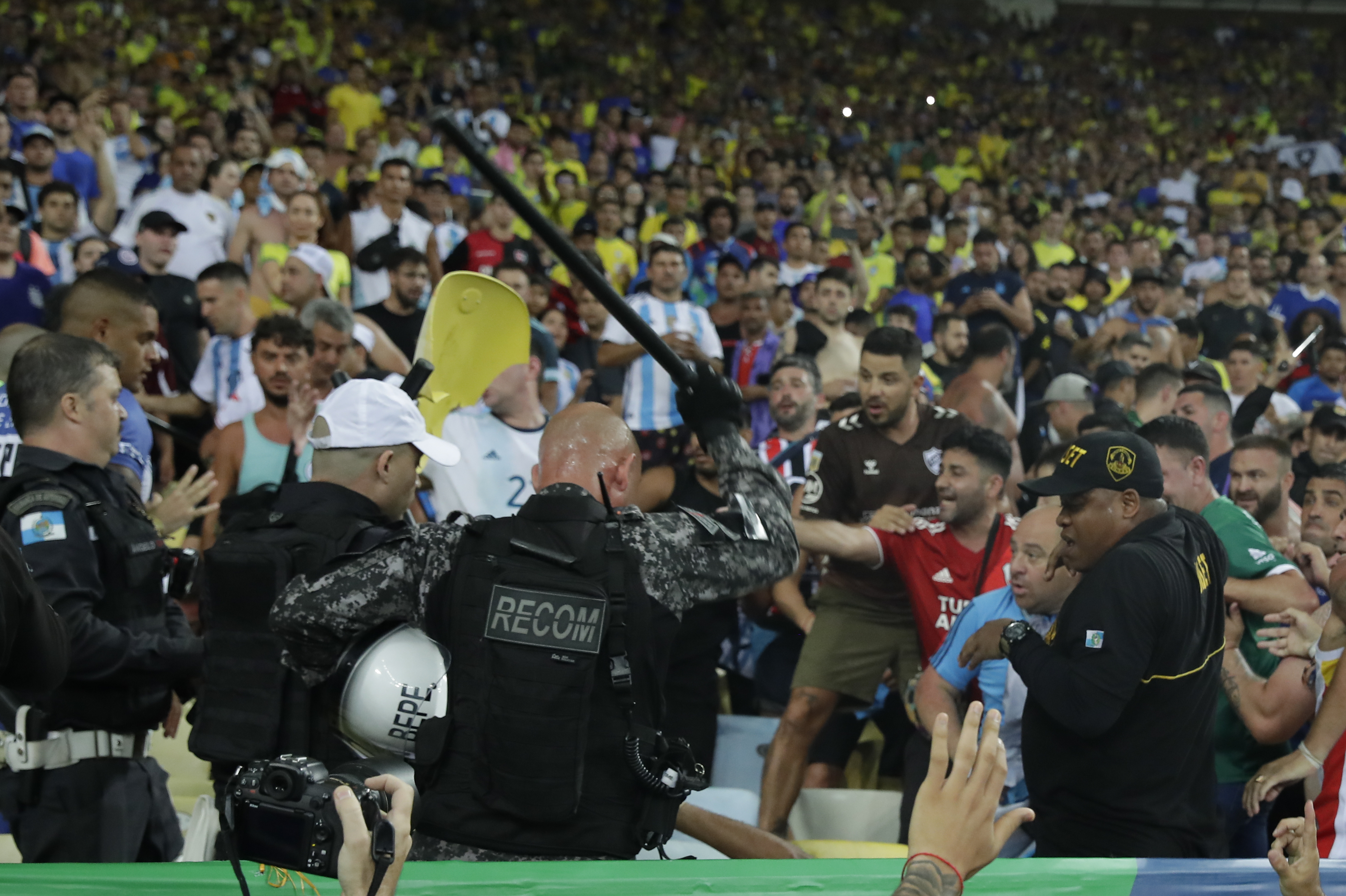 Video: batalla campal en el Maracaná entre barras de Argentina y Brasil