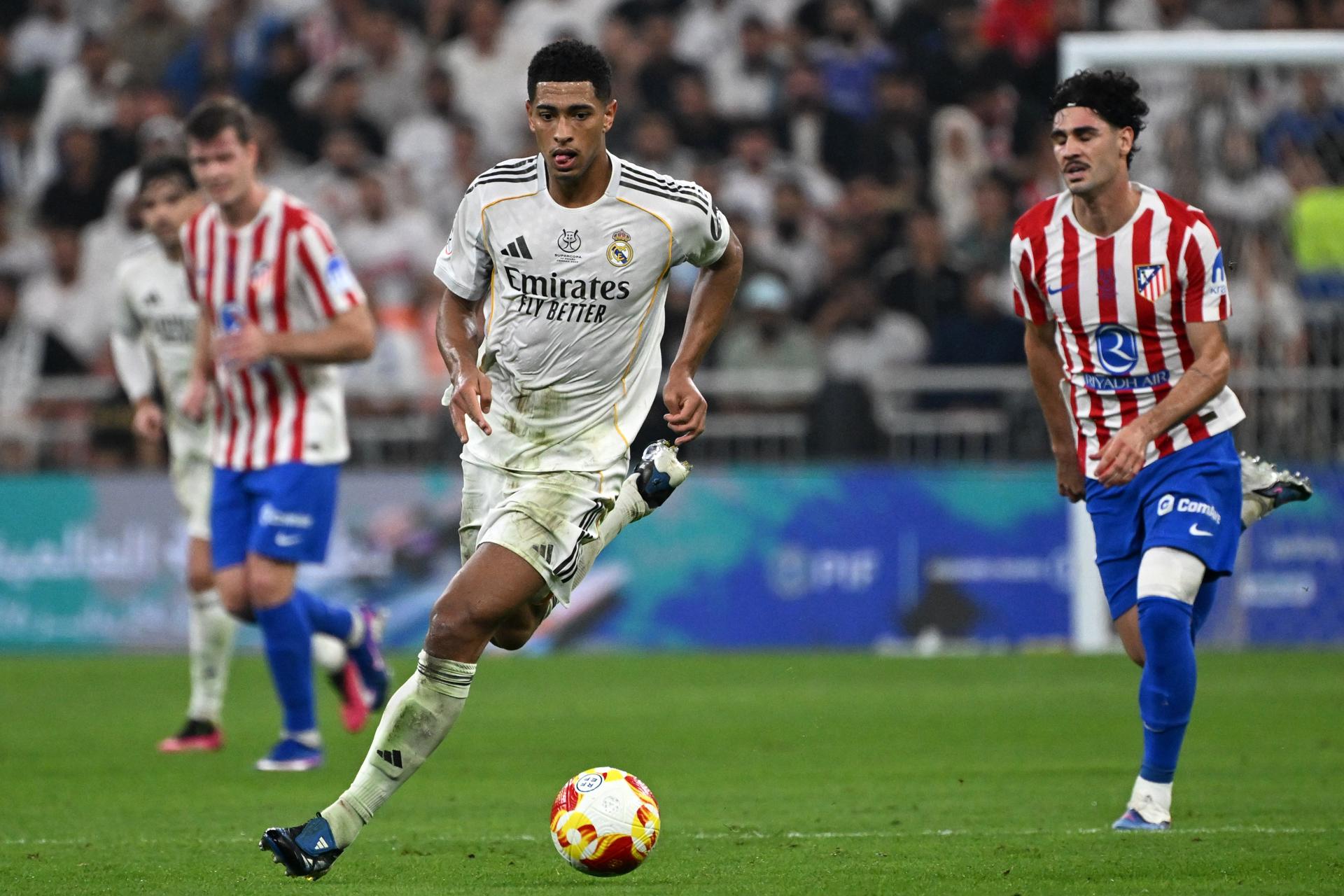 Jeddah (Saudi Arabia), 08/01/2026.- Jude Bellingham of Real Madrid (L) in action during the Spanish Super Cup semi final between Atletico Madrid and Real Madrid in Jeddah, Saudi Arabia, 08 January 2026. (Arabia Saudita) EFE/EPA/STR
