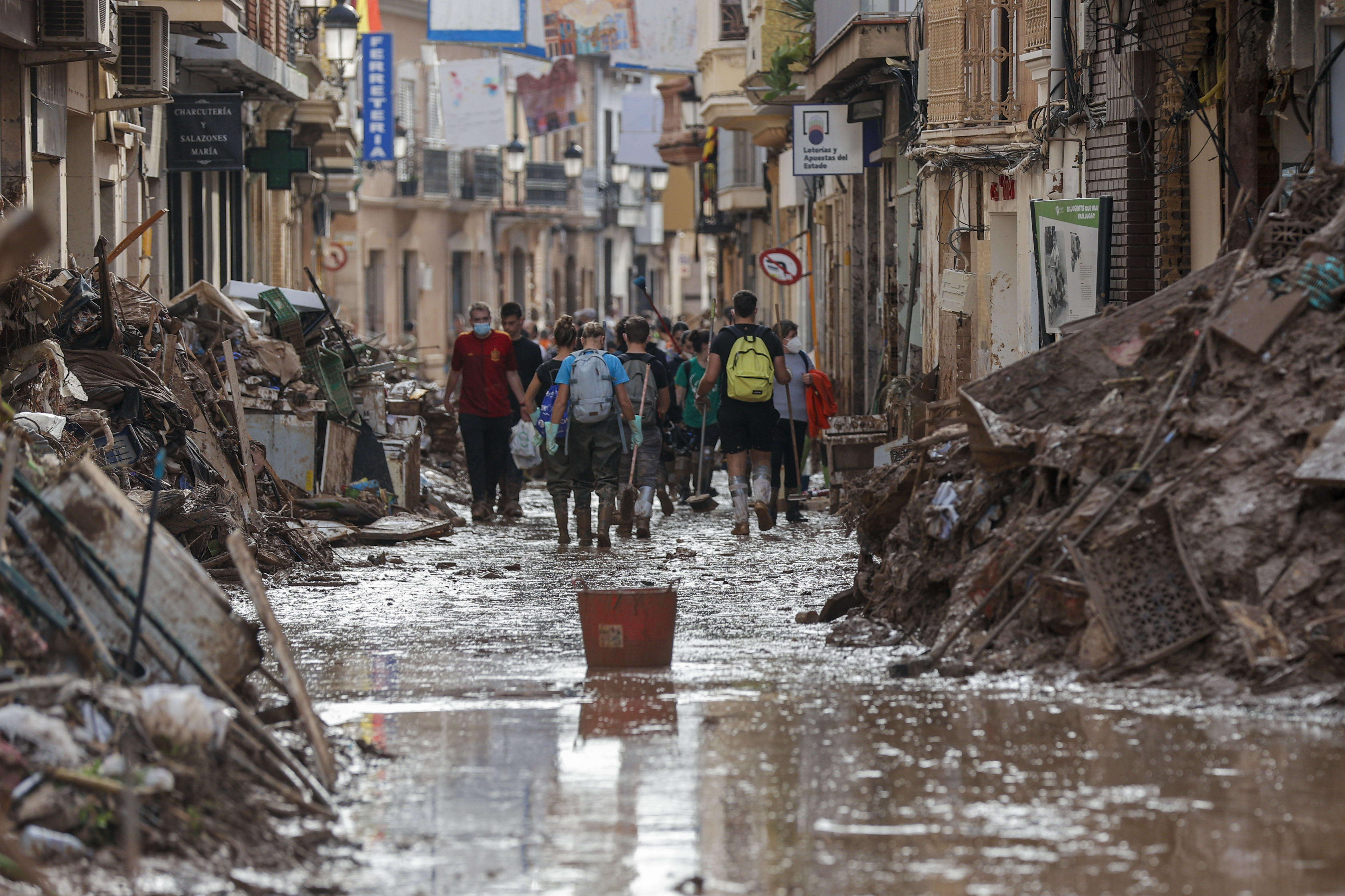 PAIPORTA (VALENCIA), 04/11/2024.- Fotografía de una de las calles de Paiporta encharcadas por las lluvias de ayer y que han afectado a las labores de limpieza, Valencia, este lunes. La provincia de Valencia intenta retomar la actividad laboral y las clases en los colegios mientras continúan de forma intensa las labores de búsqueda de desaparecidos, de abastecimiento y atención a los damnificados, y de la limpieza de las calles y bajos de numerosos municipios, sobre los que ha vuelto a llover este domingo. EFE/ Manuel Bruque