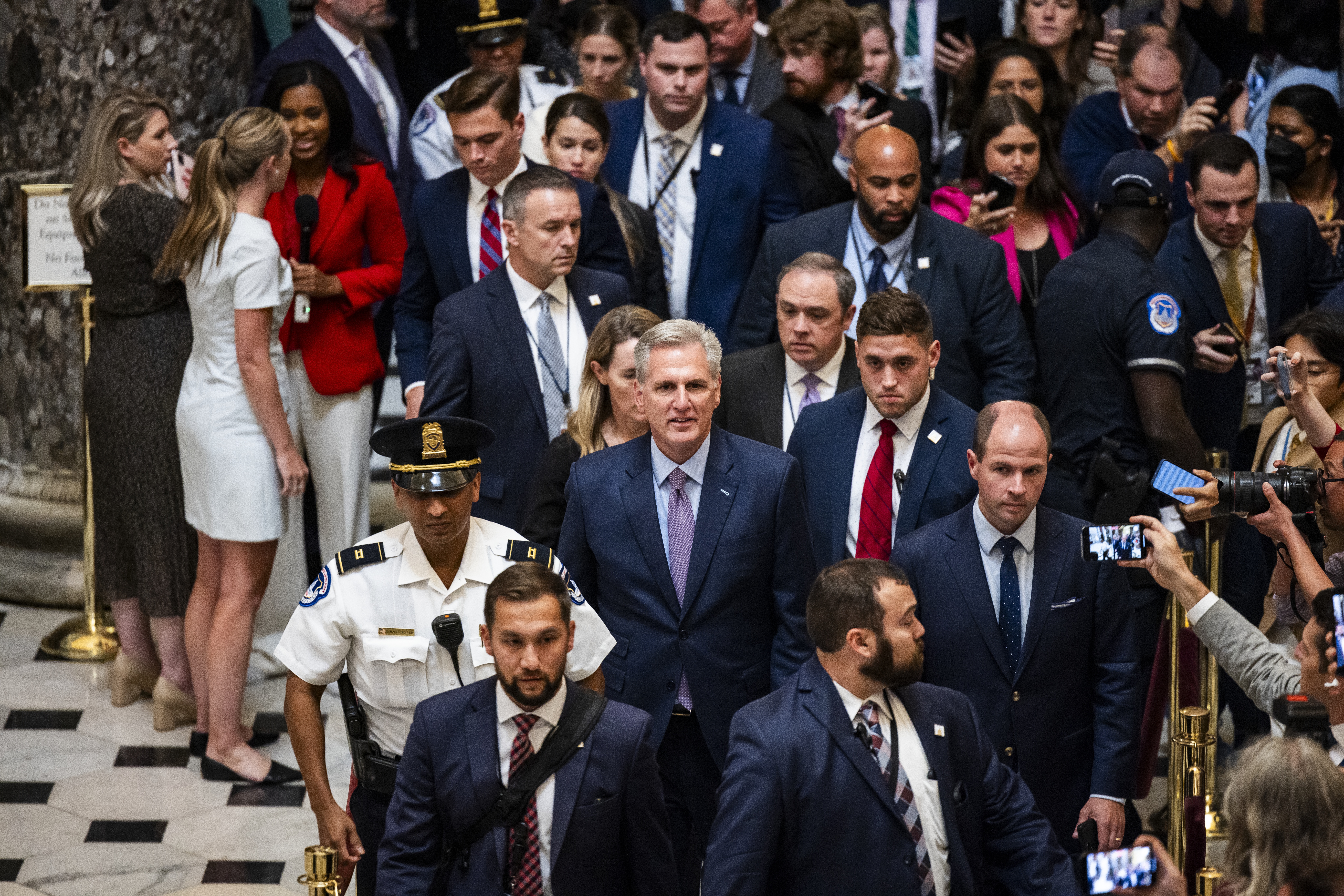 McCarthy: así fue la caída del “moderado” que subestimó a los republicanos radicales