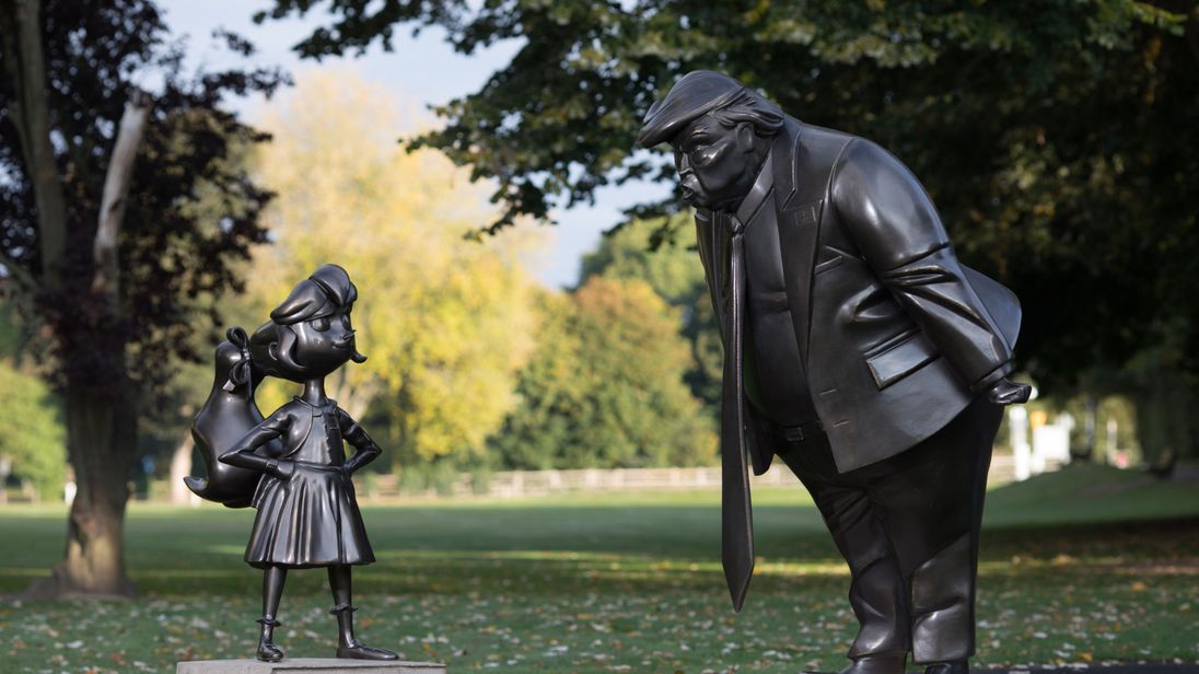 Una escultura de Matilda enfrentada a Trump rinde homenaje a Roald Dahl