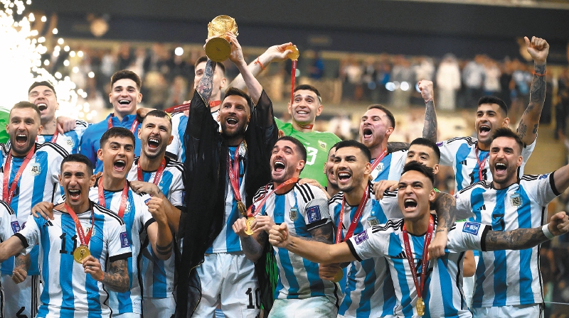 Lionel Messi fue el centro de la celebración del tercer título mundial de la selección de Argentina, en el estadio de Lusail, en Doha.  / AFP(Photo by FRANCK FIFE / AFP)
