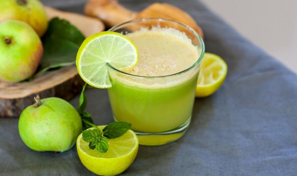 Jugo de manzana, pepino, limón y apio para las uñas
