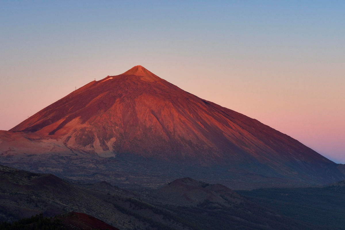Tenerife y su emblemático Parque Nacional del Teide

En España también existen amaneceres de película. Puede que, por ello, Hollywood haya elegido a la isla de Tenerife para aparecer en numerosas cintas americanas. Fast and Furious 6, Furia de Titanes, Jason Bourne o Rambo: Last Blood son algunos de los largometrajes que se han rodado en la mayor de las Islas Canarias. El Teide es protagonista indiscutible de algunas de sus escenas.

Precisamente en este volcán se puede contemplar uno de los amaneceres más impresionantes del mundo. Para disfrutar de este momento, es recomendable pasar la noche en el Parque Nacional del Teide en uno de sus alojamientos o conducir muy temprano hasta alguno de sus miradores más famosos, como el de La Tarta o el de Chipeque.