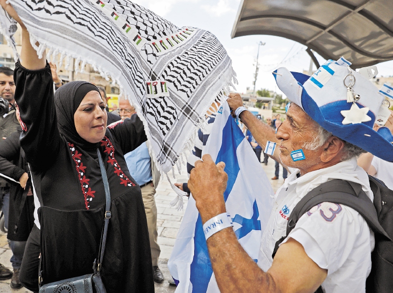 Un hombre israelí y una mujer palestina se enfrentan durante una manifestación en Damasco. / AFP