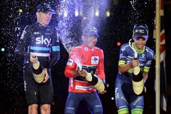 Nairo junto a Froome y Chaves en el podio de la pasada edición. / AFP