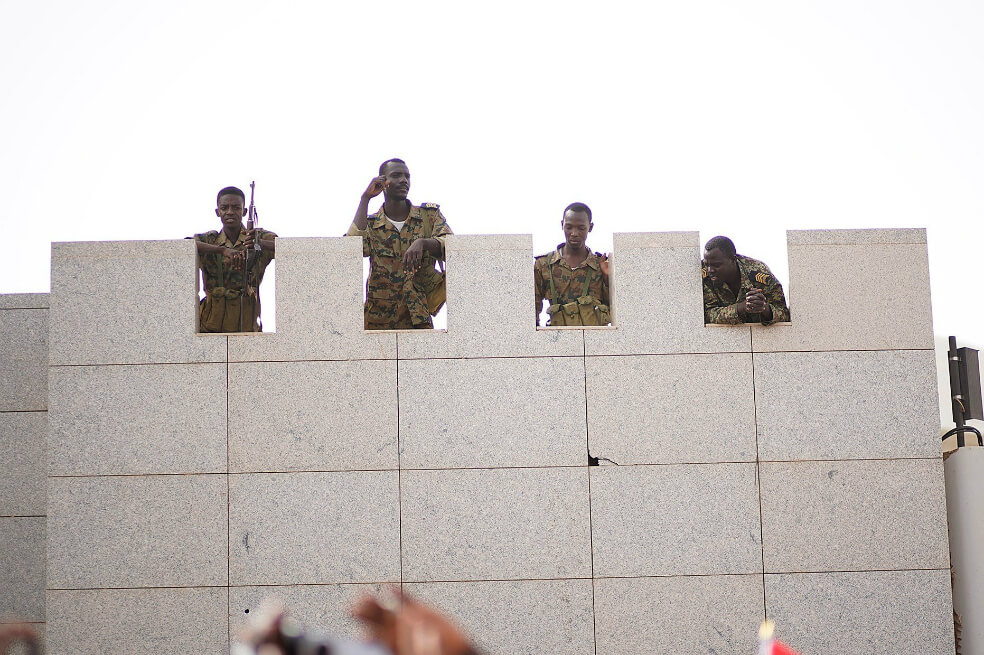 Junta militar retira a hombres cercanos a Al Bashir y negocia transición en Sudán