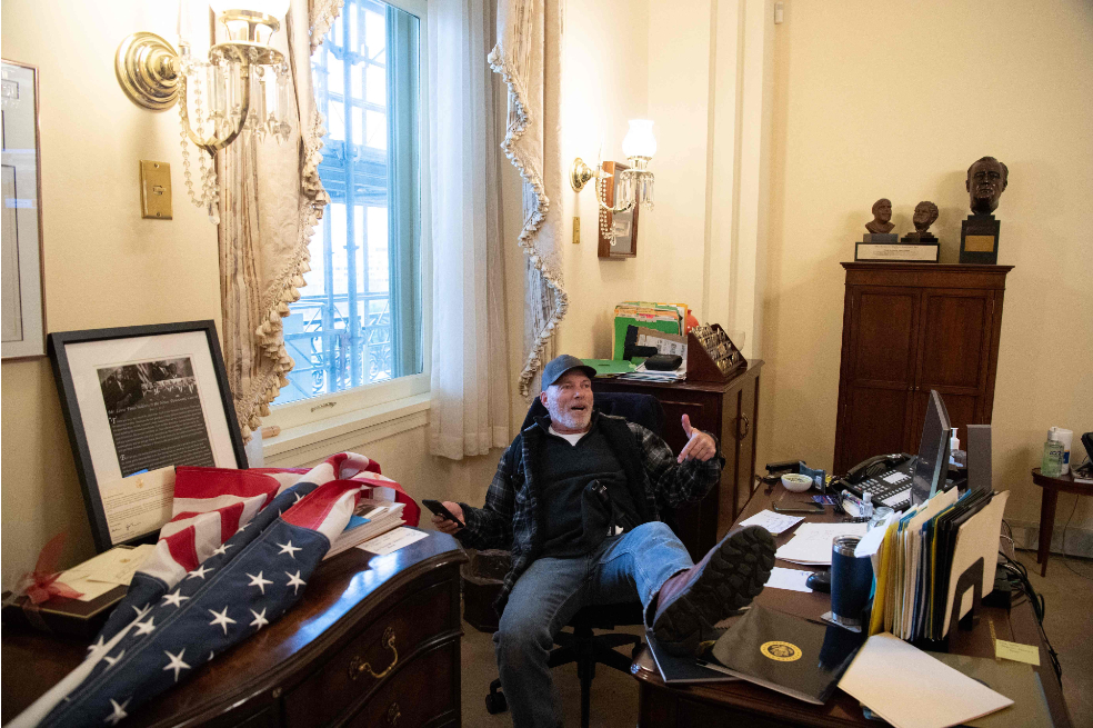 Richard Barnett, un seguidor de Donald Trump, se sentó en el escritorio de la presidenta de la Cámara de Representantes, Nancy Pelosi.