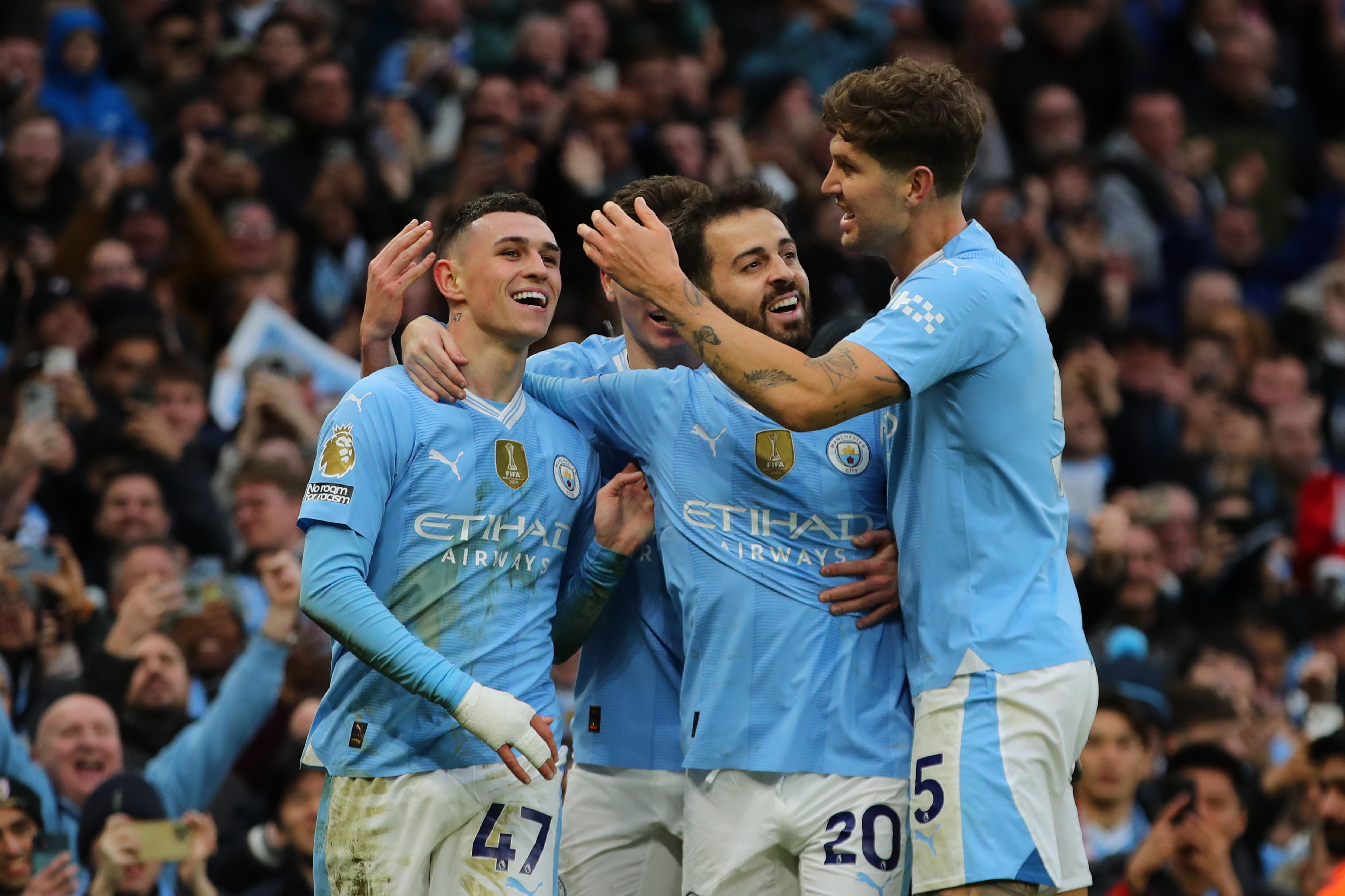 Manchester (United Kingdom), 03/03/2024.- Phil Foden (L) of Manchester City celebrates with teammates after scoring the 2-1 goal during the English Premier League match between Manchester City and Manchester United, in Manchester, Britain, 03 March 2024. (Reino Unido) EFE/EPA/ASH ALLEN EDITORIAL USE ONLY. No use with unauthorized audio, video, data, fixture lists, club/league logos, 'live' services or NFTs. Online in-match use limited to 120 images, no video emulation. No use in betting, games or single club/league/player publications.