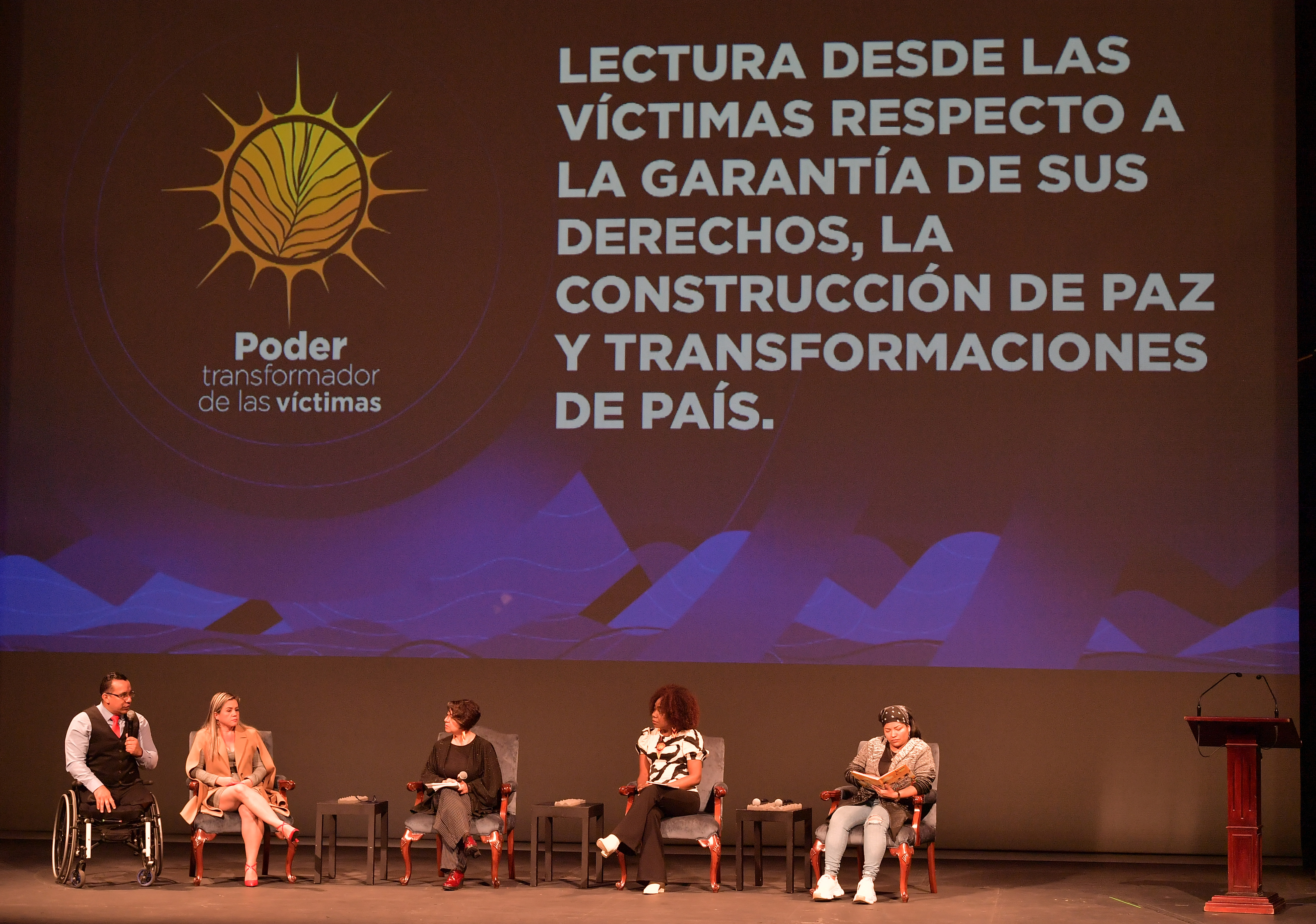 El primer foro fue moderado por la directora de Colombia+20, Gloria Castrillón.