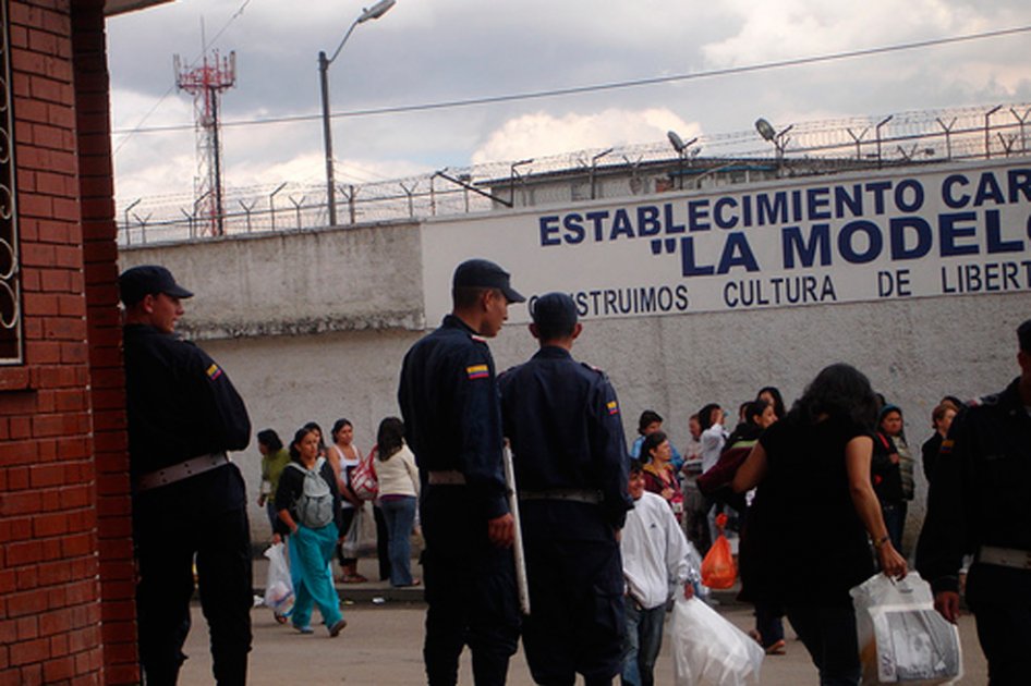 Guardias del Inpec fueron atacados frente a la cárcel La Modelo: uno murió y tres están heridos