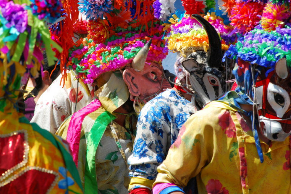 Veracruz - MéxicoVeracruzCortesía de BookingMéxico, con su famoso y divertido Carnaval de Veracruz, se caracteriza porque empezó a celebrarse en 1866, que incorporó un baile de máscaras desde 1925, y hasta hoy se celebra de la misma manera. El primer desfile, dura seis horas y se realiza en un gran boulevard de 3.8 km de largo.