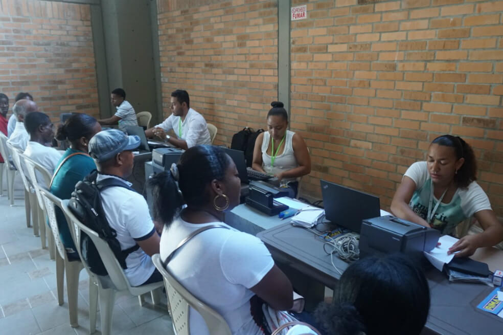 Durante su visita al puerto, el Consejero Archila acudió al estadio Domingo Tumaco González, para verificar personalmente los pagos por más de 15 mil millones de pesos a 7 mil 400 familias PNIS en los territorios de Alto Mira, Frontera y Llorente./Suministrada.