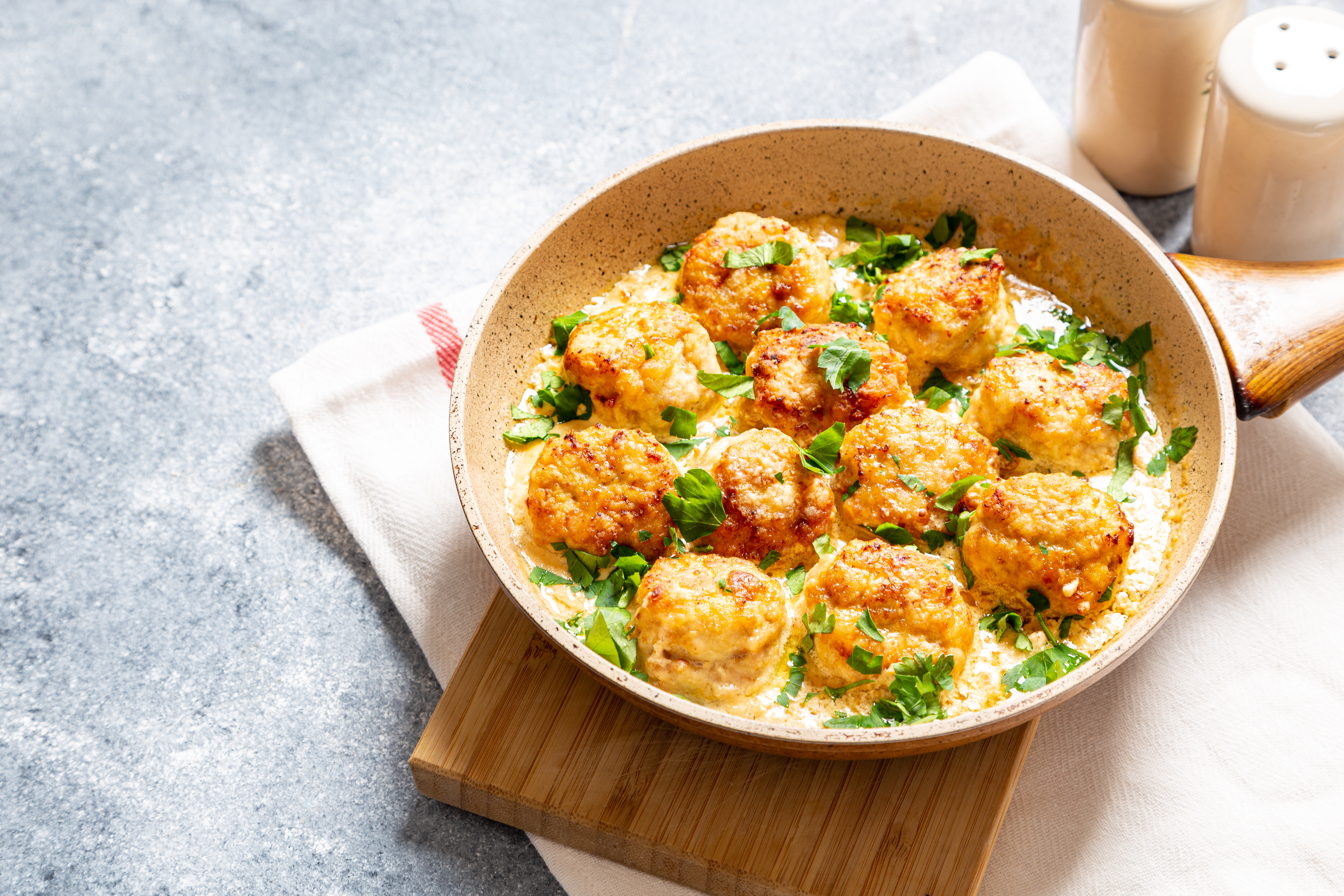 Aquí están los ingredientes para hacer unas albóndigas de pollo rellenas de jamón y queso
