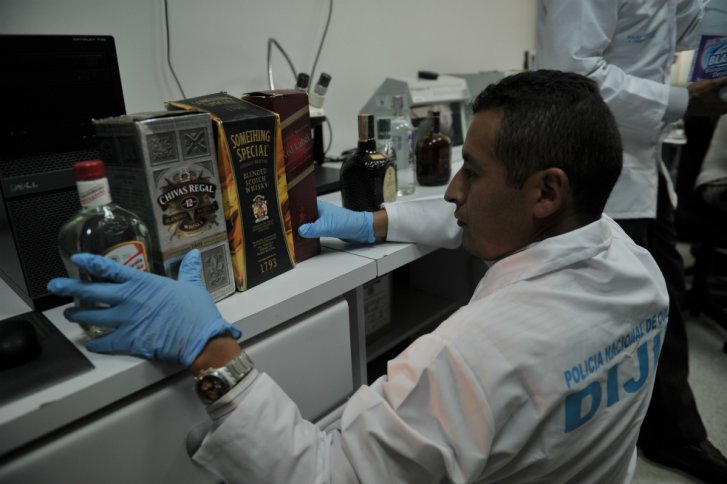 Hasta agua de sanitarios usaban para producir licor adulterado en Antioquia