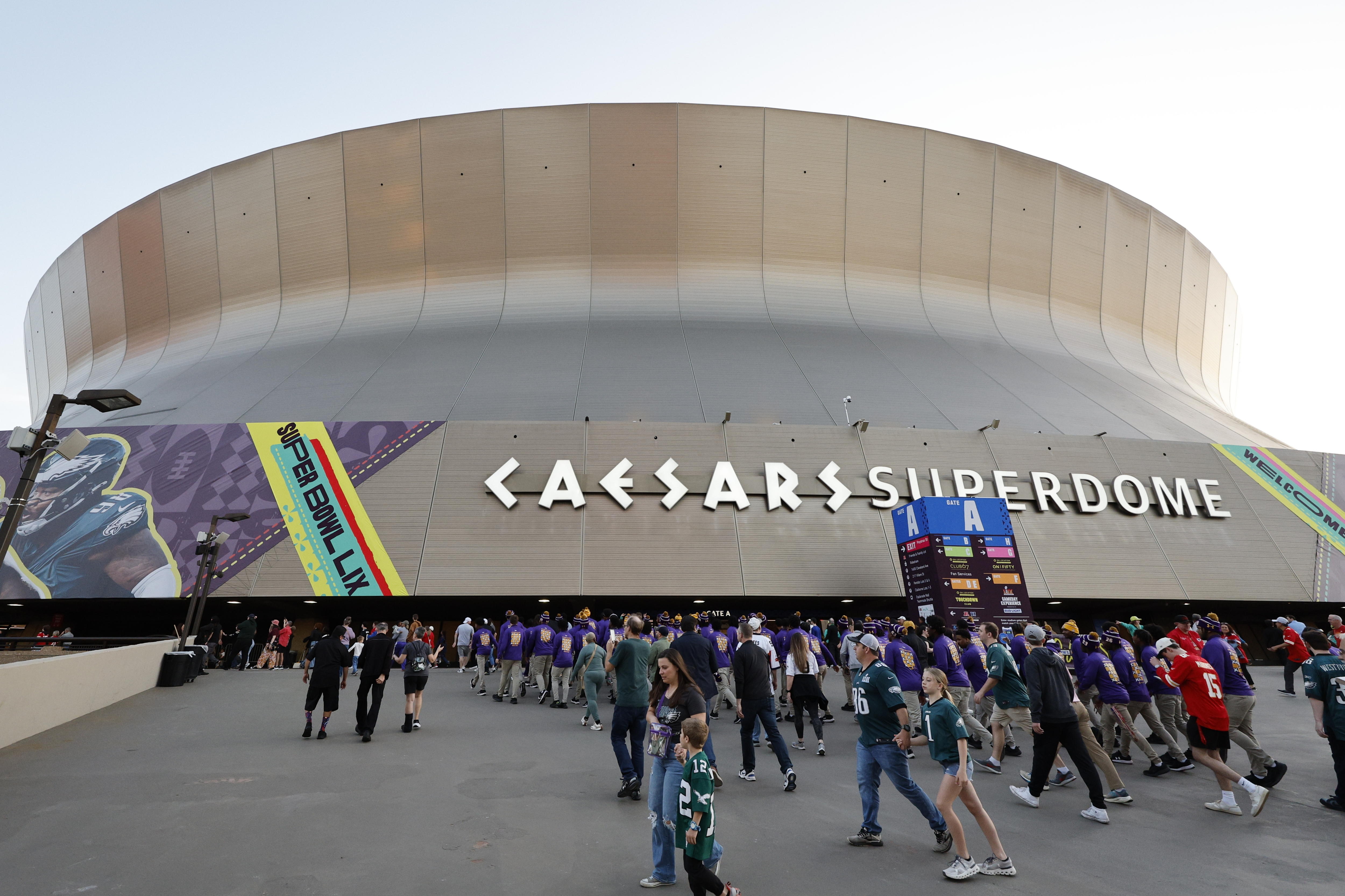 New Orleans (United States), 03/02/2025.- Football fans gather outside during the National Football League's Super Bowl LIX Opening Night event at Caesars Superdome in New Orleans, Louisiana, USA, 03 February 2025. The AFC champion Kansas City Chiefs face the NFC champion Philadelphia Eagles in Super Bowl LIX at Caesars Superdome in New Orleans, Louisiana, on 09 February 2025. (Nueva Orleáns, Filadelfia) EFE/EPA/ERIK S. LESSER